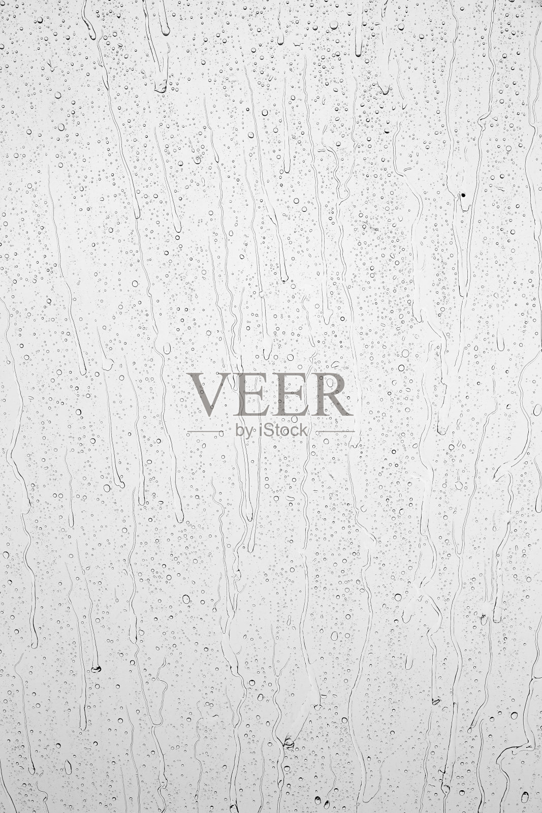 玻璃上的雨滴,衬着蓝天白云。照片摄影图片