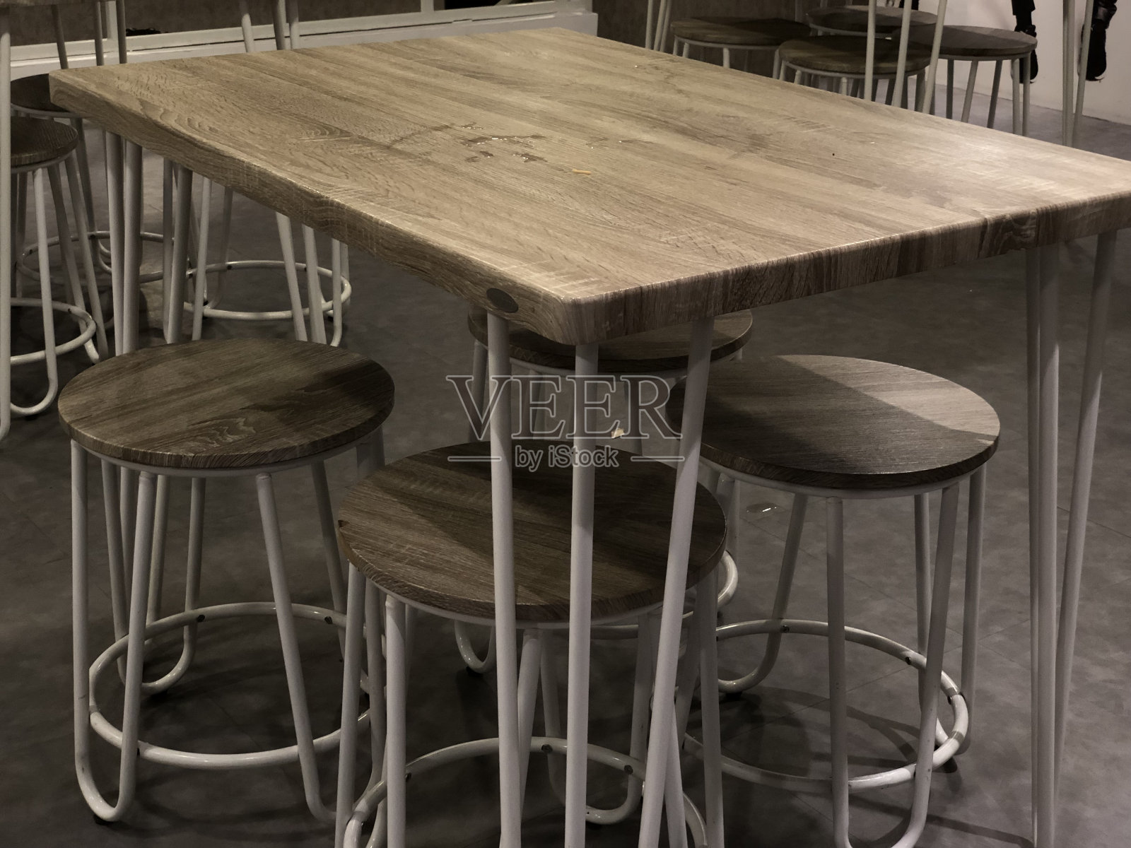 木制桌椅的照片照片摄影图片