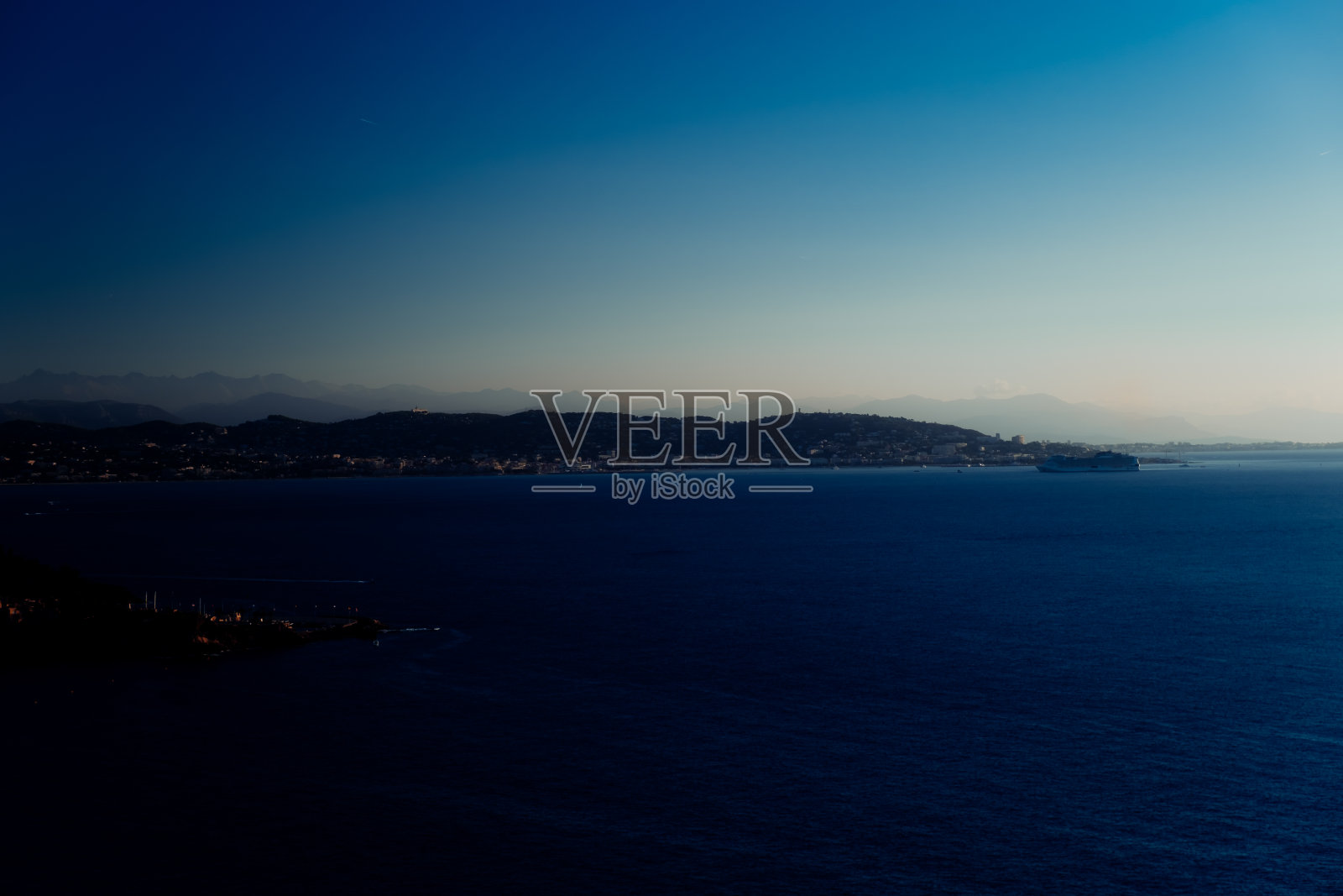 黎明时分的法国里维埃拉照片摄影图片