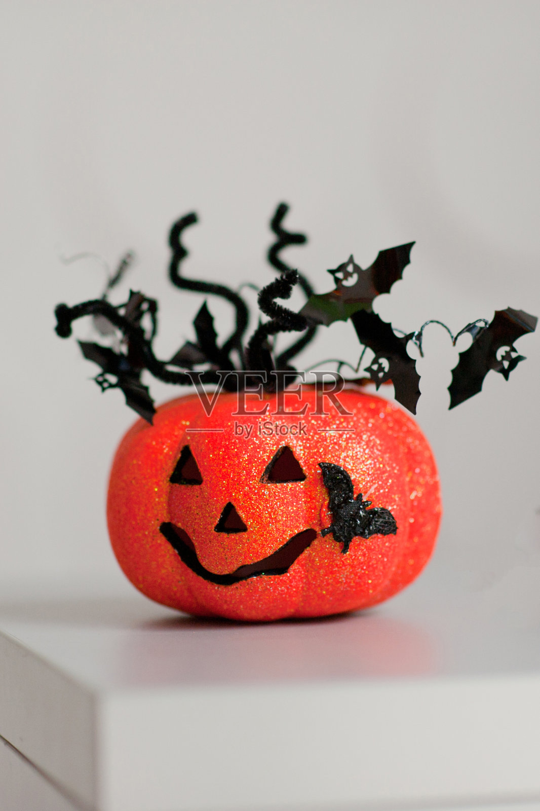 美丽的微笑发光橙色滑稽的脸雕刻南瓜万圣节假期在白天户外照片摄影图片