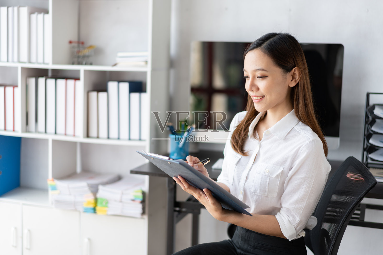 画像微笑美丽的商业亚洲妇女工作在办公室使用电脑与复制空间。企业主人中小企业自由职业网络营销电子商务电话营销,在家办公的理念照片摄影图片