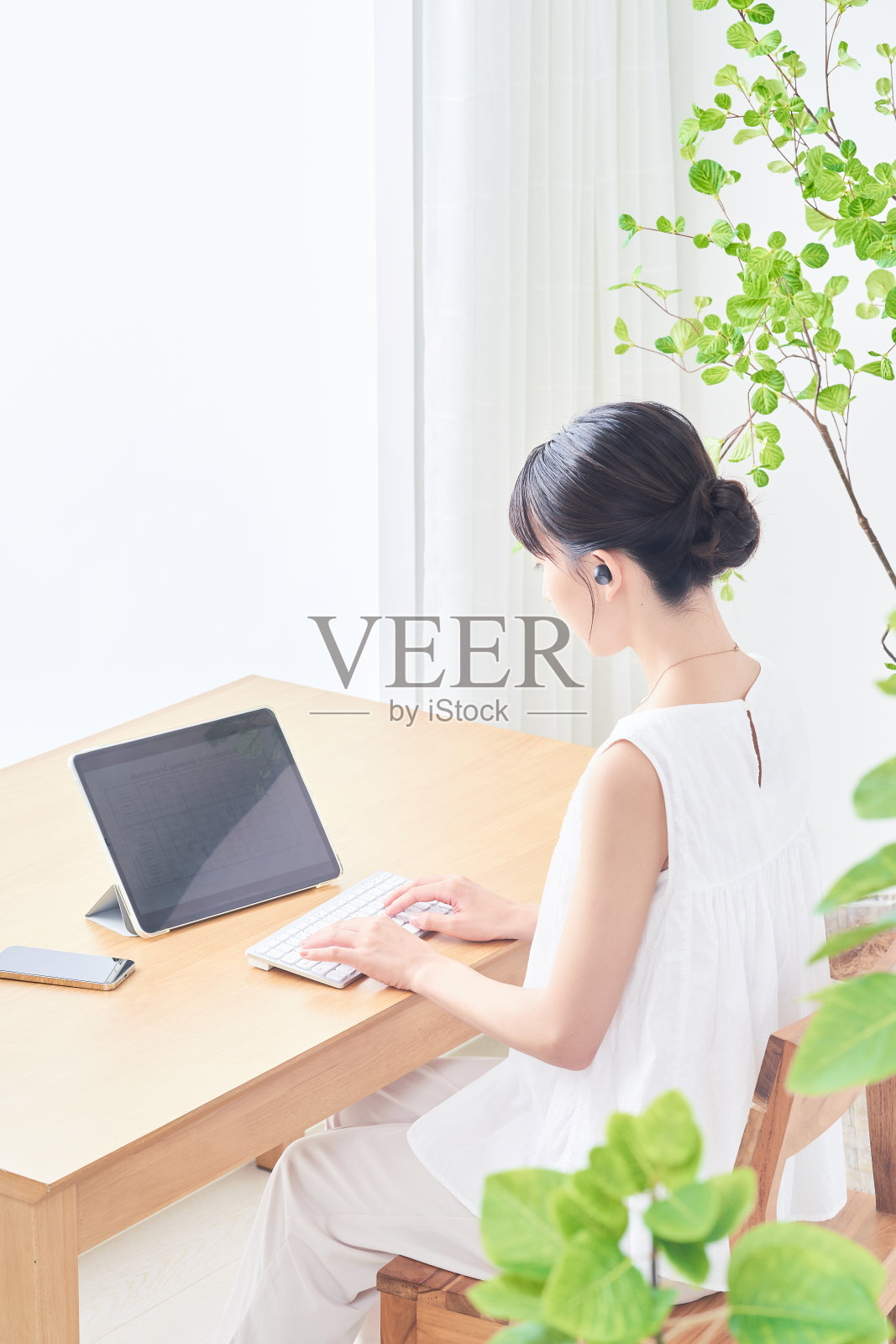 年轻女子正在使用平板电脑照片摄影图片