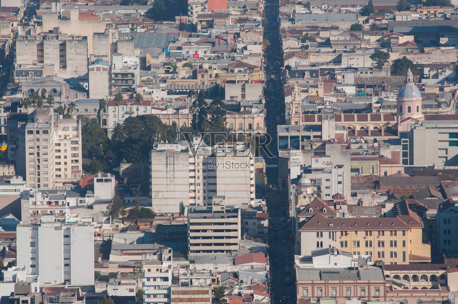 无人机俯瞰萨尔塔市和旧金山大教堂照片摄影图片