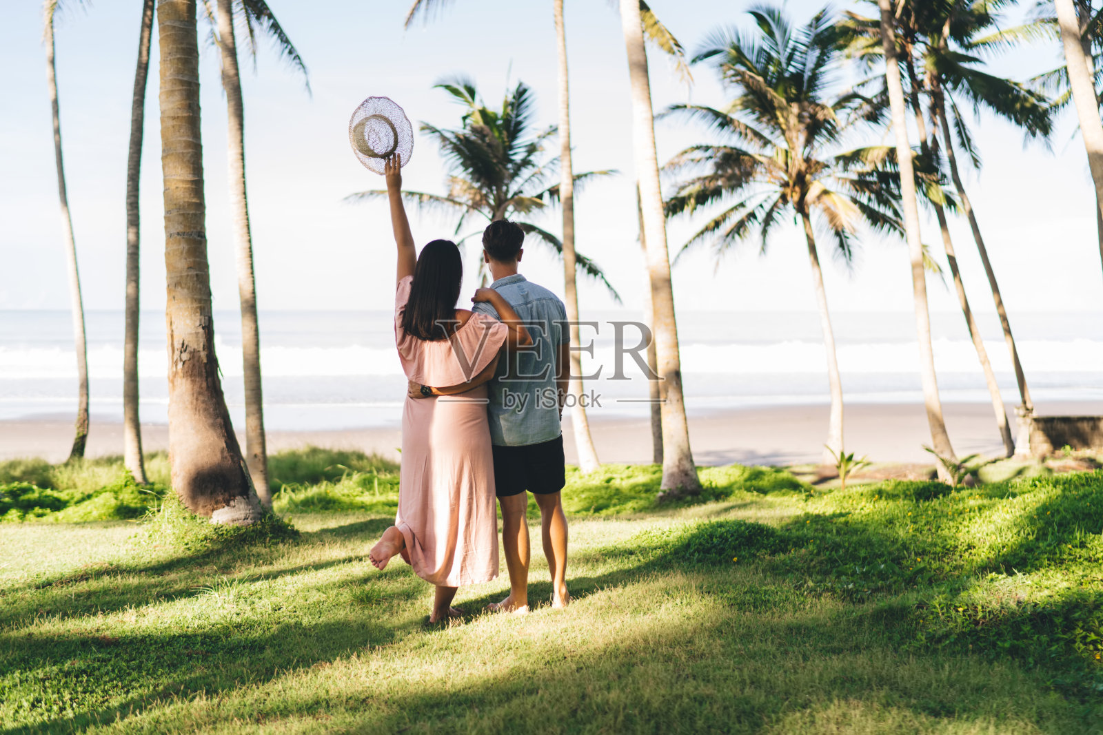 一对浪漫的情侣在异国他乡欣赏海边的风景照片摄影图片