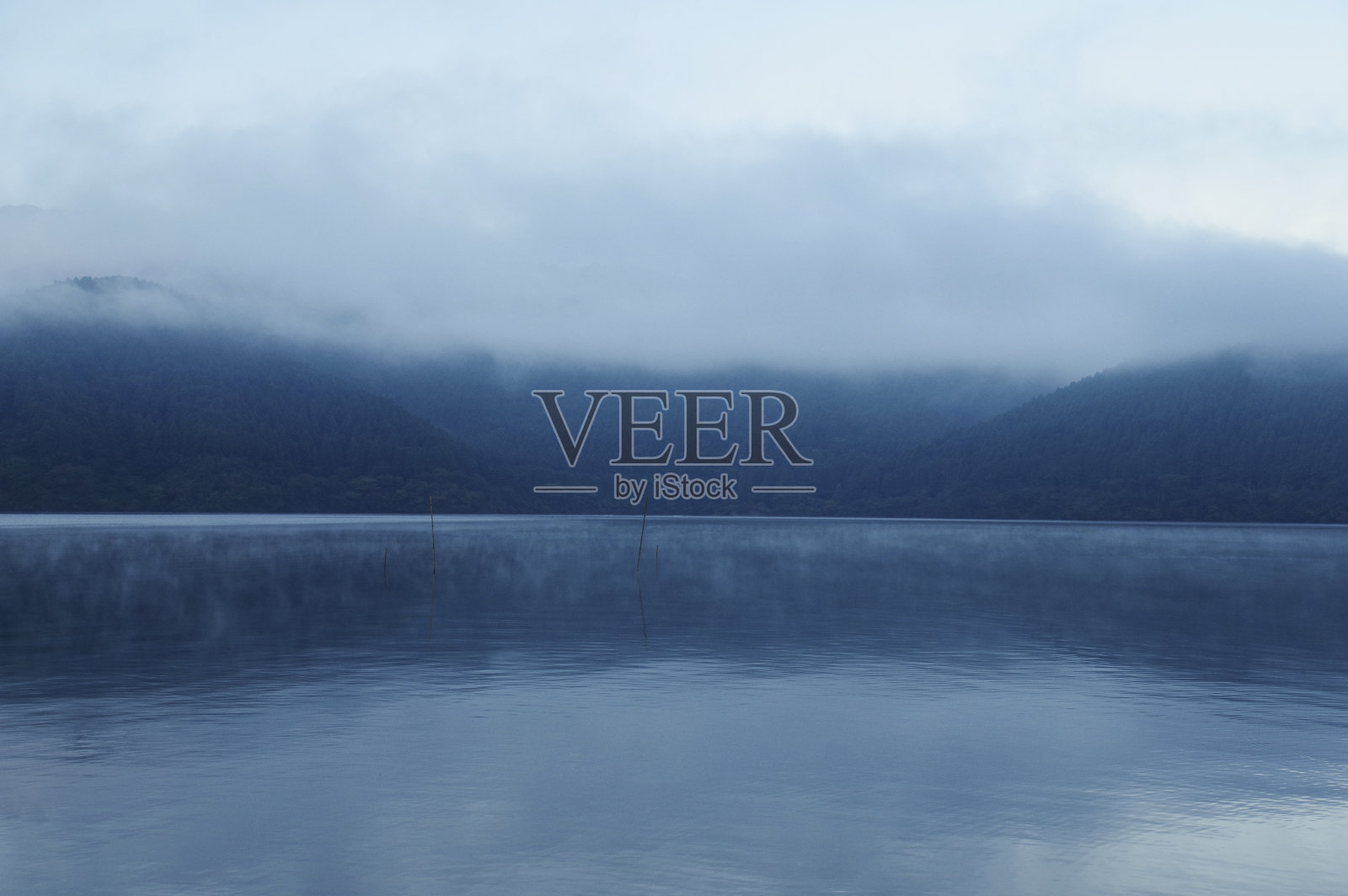 清晨的阿什湖照片摄影图片