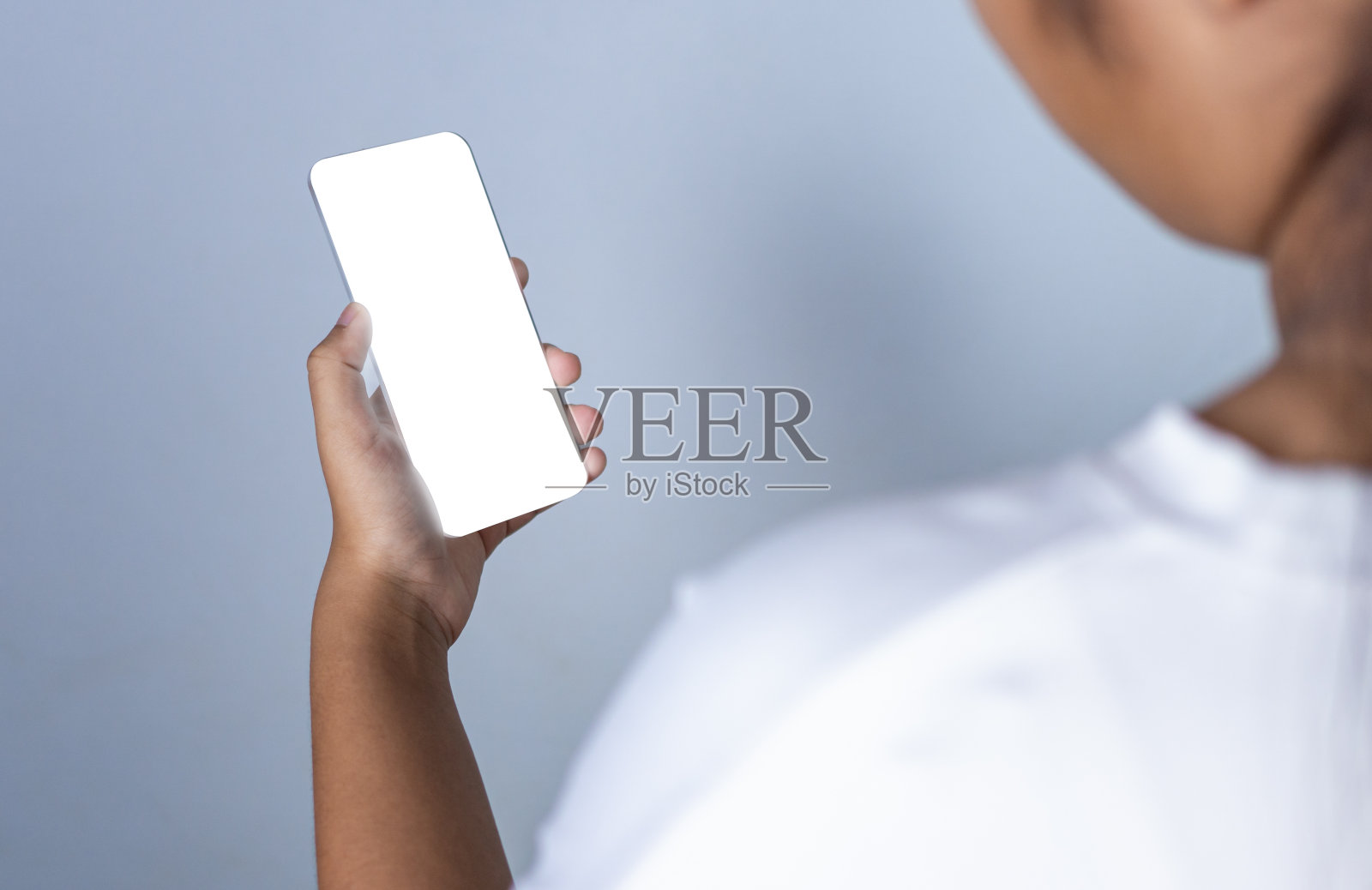 一名妇女拿着一个空白屏幕手机模型透明丙烯酸,用于显示文字或广告图像。照片摄影图片