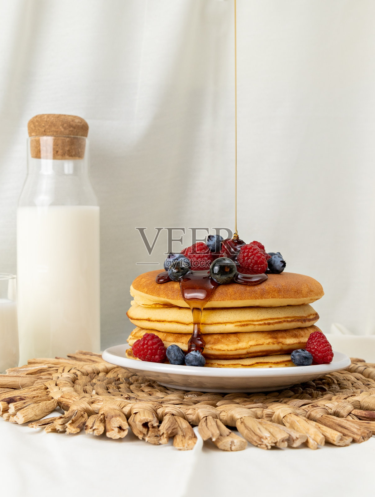 枫糖浆洒在煎饼上照片摄影图片