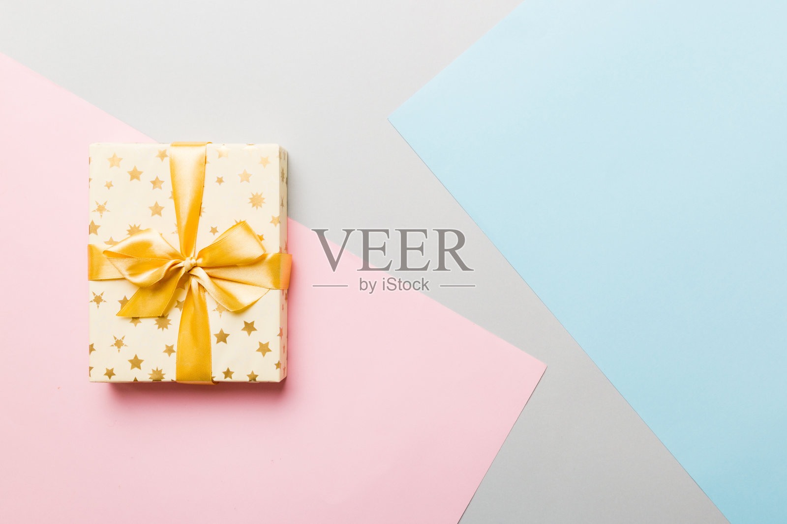 黄色丝带蝴蝶结顶部视图假日纸质礼物与复制空间。平放假日背景。生日或圣诞礼物。带复制空间的圣诞礼品盒概念照片摄影图片