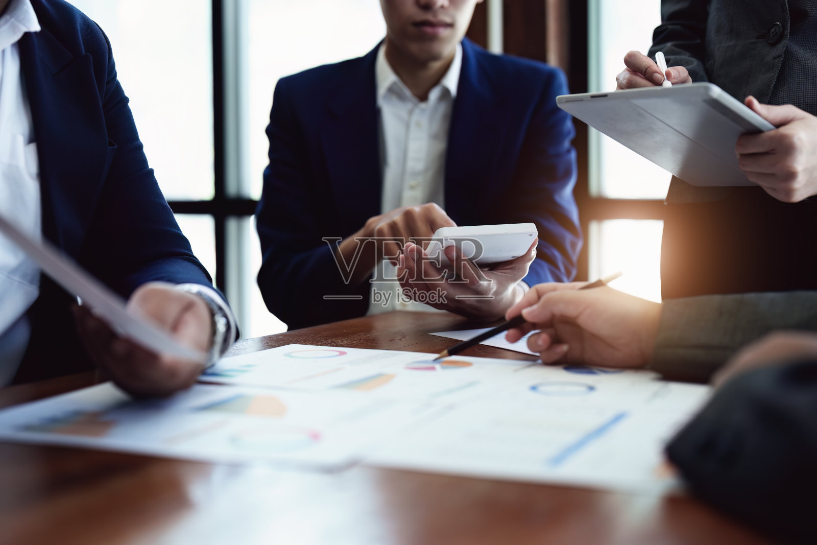 业务小组成员开会讨论,根据公司提供的财务预算,得出市场、投资和营销计划的结论照片摄影图片