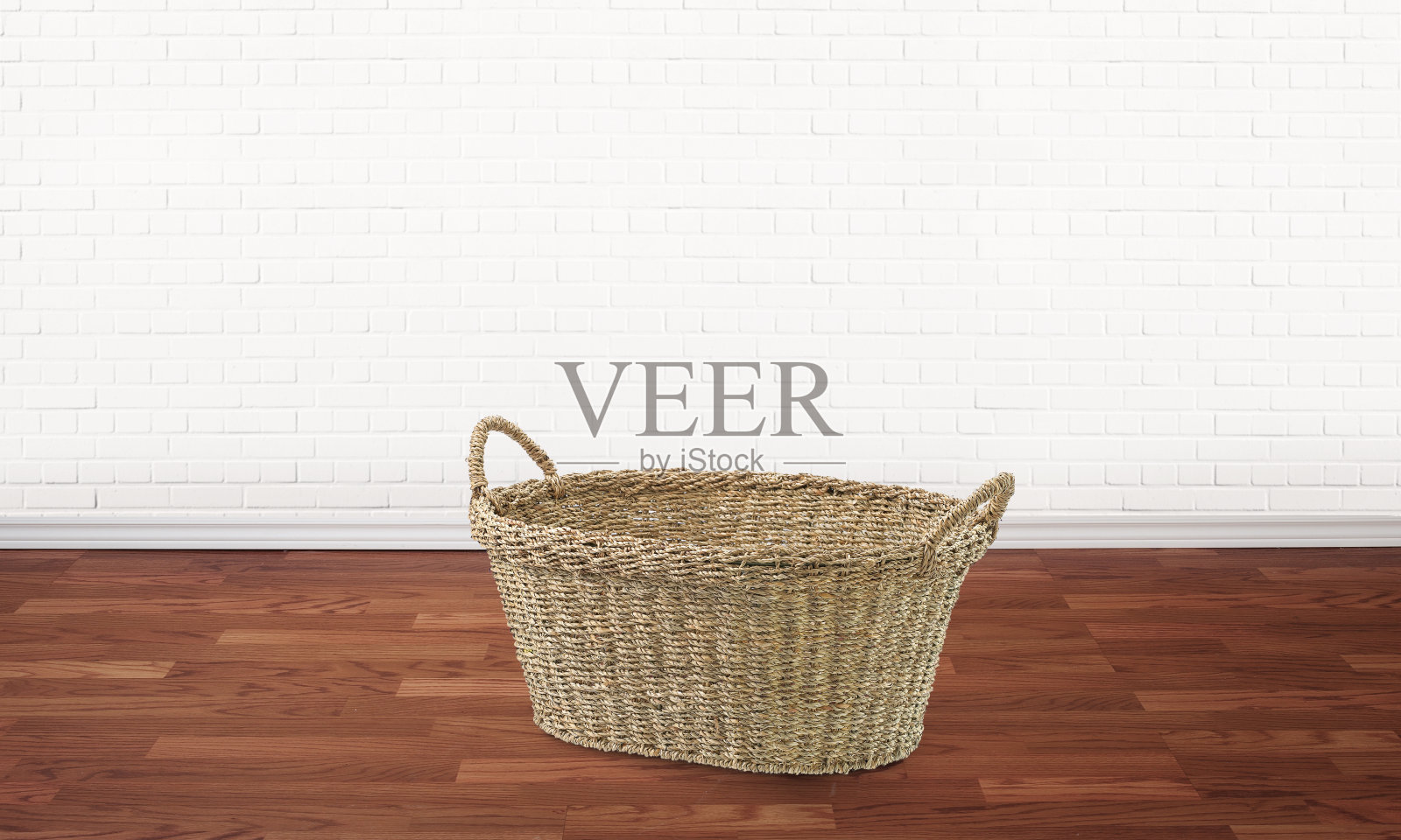 空的柳条篮子在空的白砖墙的房间里照片摄影图片
