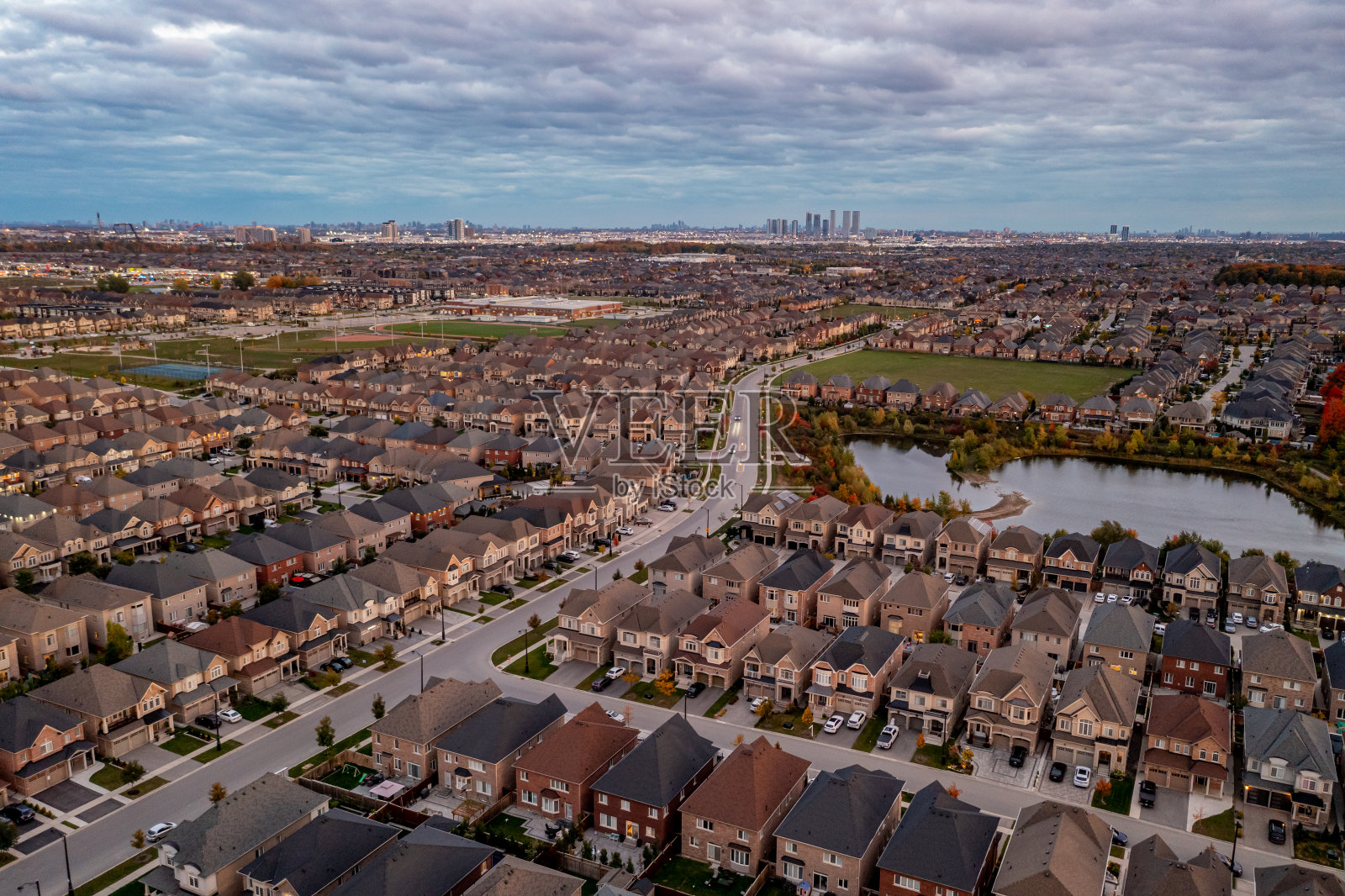 多色树叶在戛纳社区公园和麦肯齐博士秋天,伍德布里奇,加拿大照片摄影图片