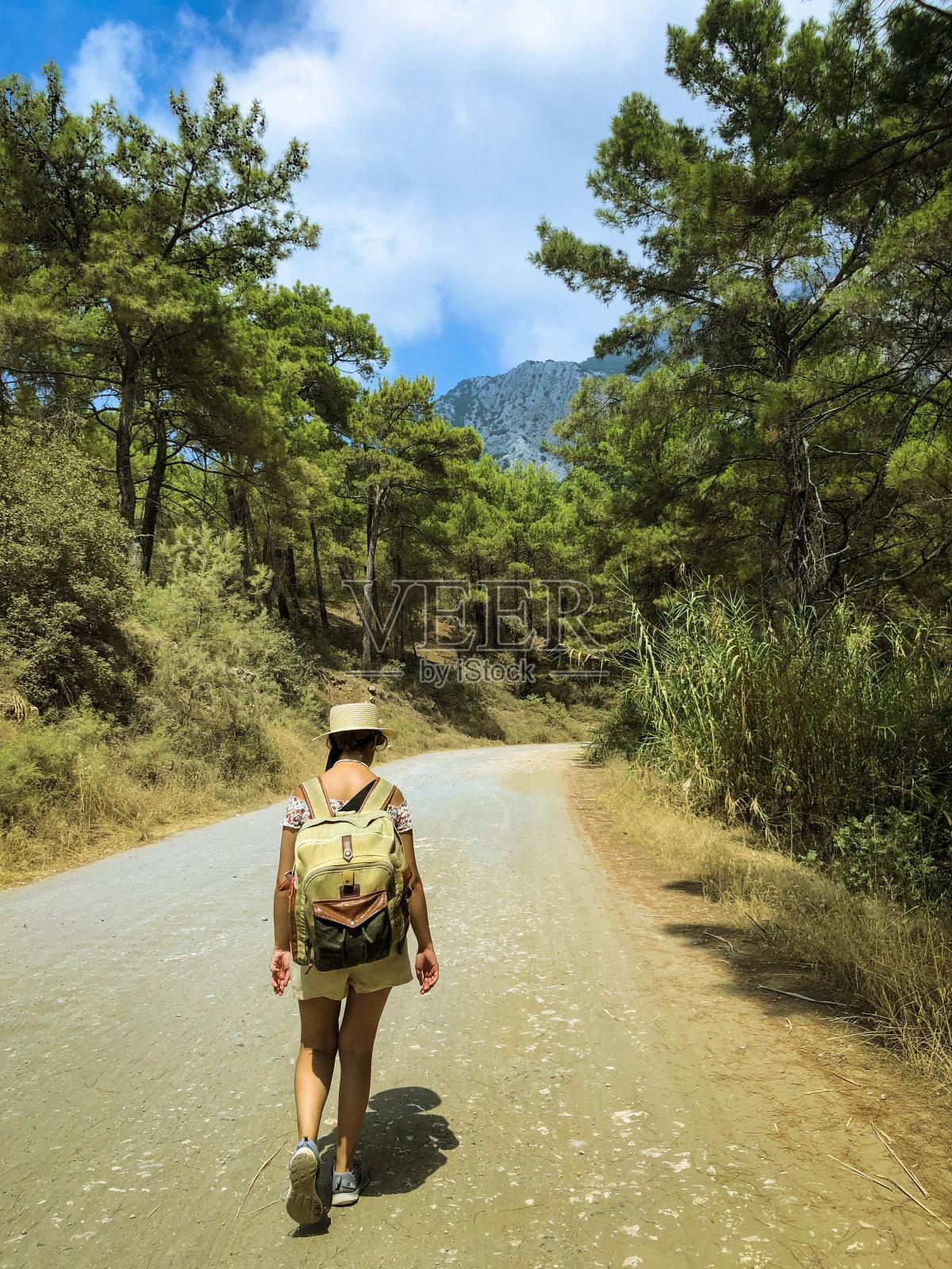 旅行者年轻女子走在山路上探索自然照片摄影图片