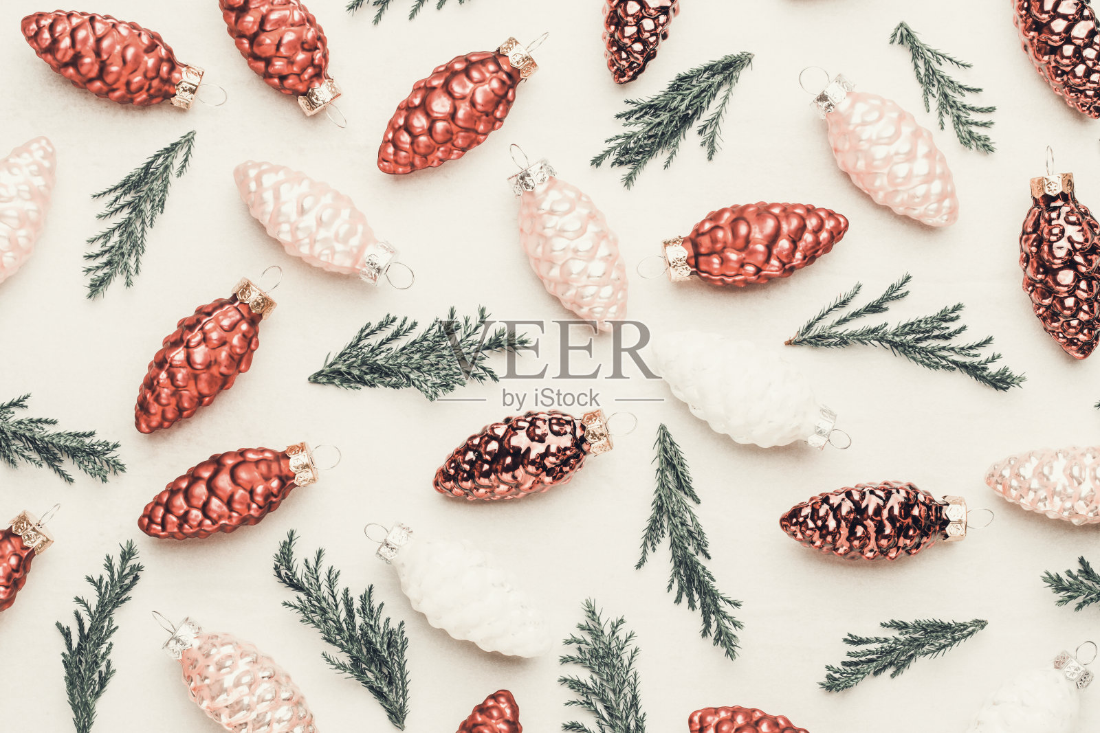 圣诞组成。礼物,白色背景的圆锥形装饰。圣诞节,冬天,新年的概念。平铺,俯视图,复制空间..平的。前视图。照片摄影图片