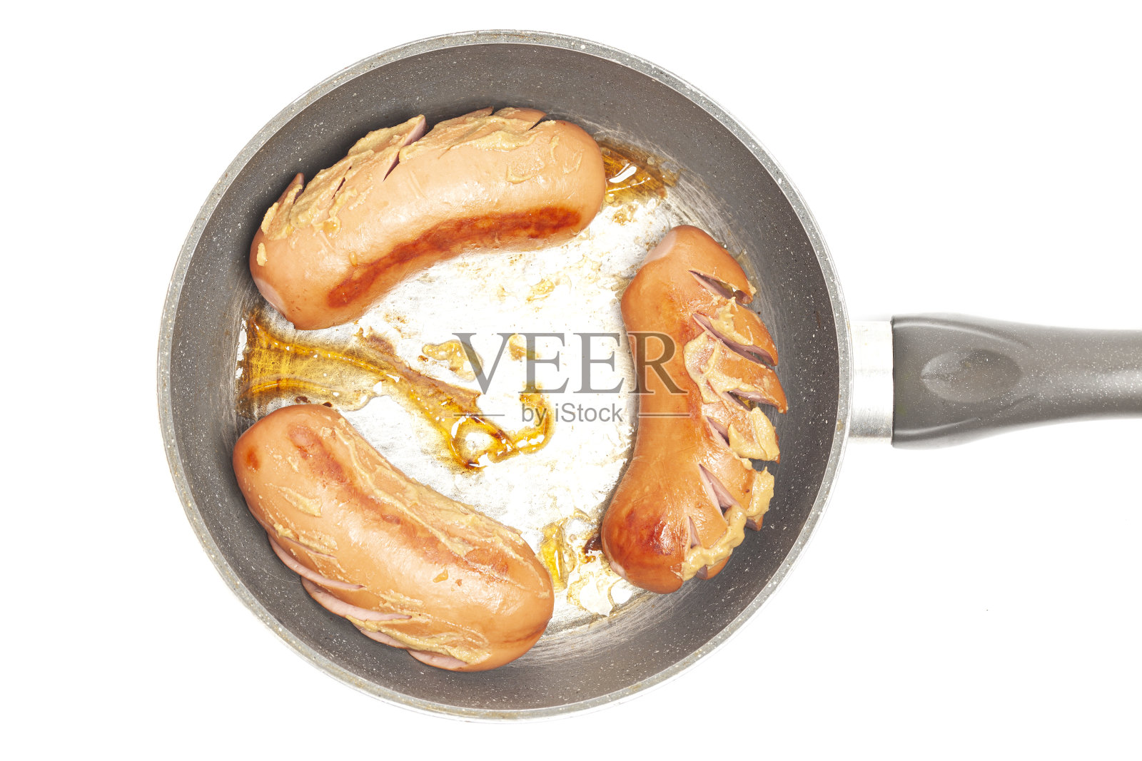 煎锅里的烤香肠配芥末酱俯视图照片摄影图片