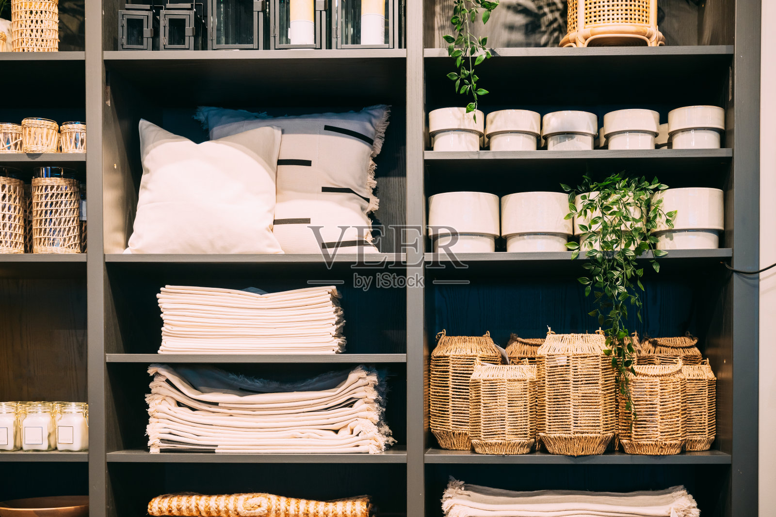 购物中心商店内饰装饰品,带枕头、格子和篮子的搁架,起居室和卧室的家居饰品照片摄影图片