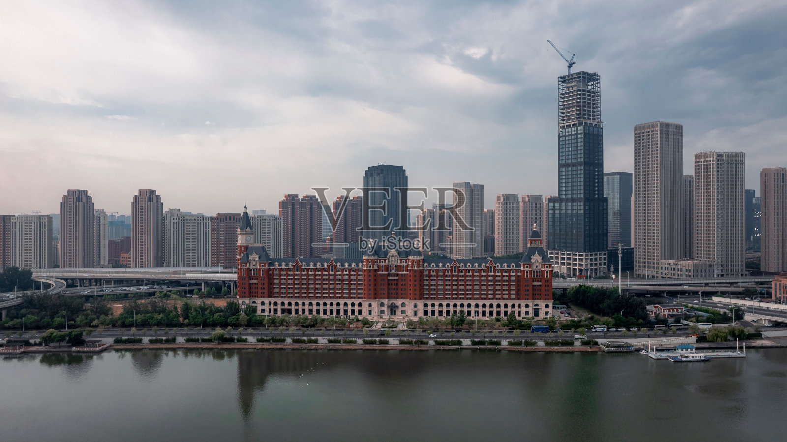 航拍的河边,公路和桥梁在清晨照片摄影图片