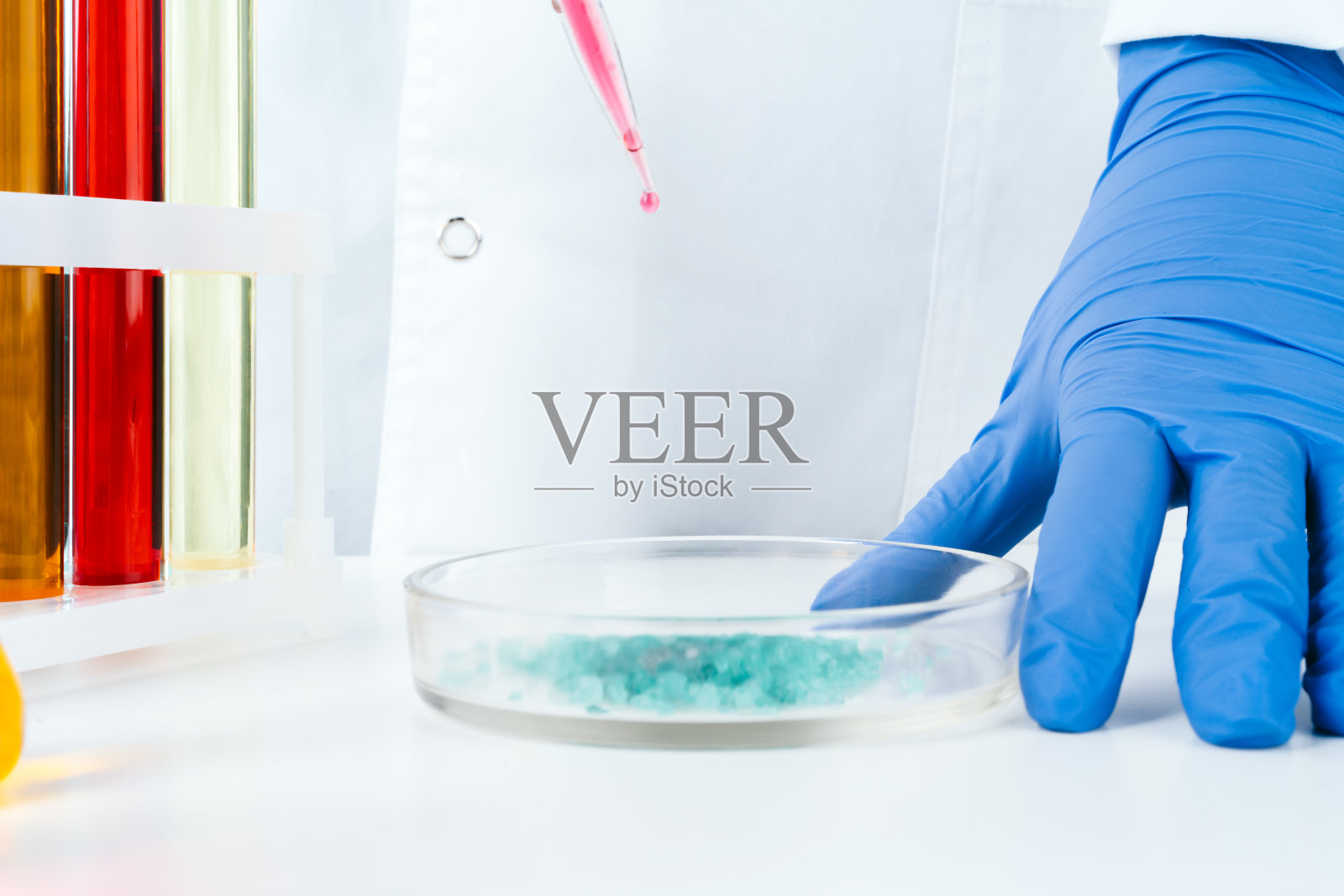 科学家近距离在培养皿中进行化学研究照片摄影图片