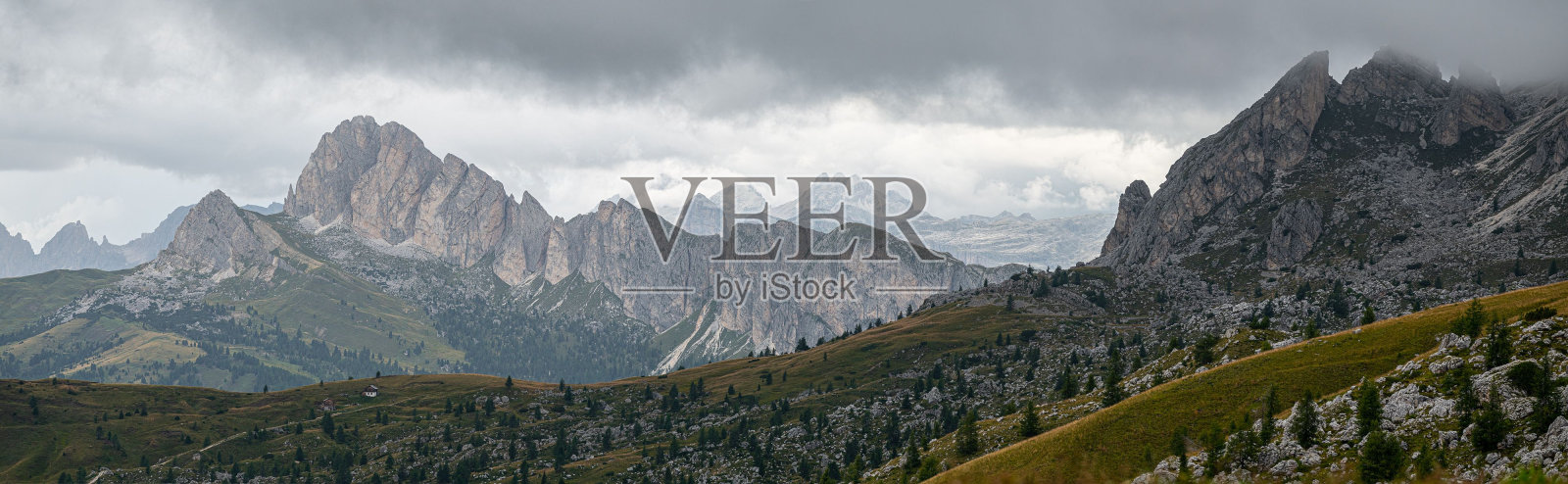 意大利白云石山脉附近乡村地区的全景照片摄影图片