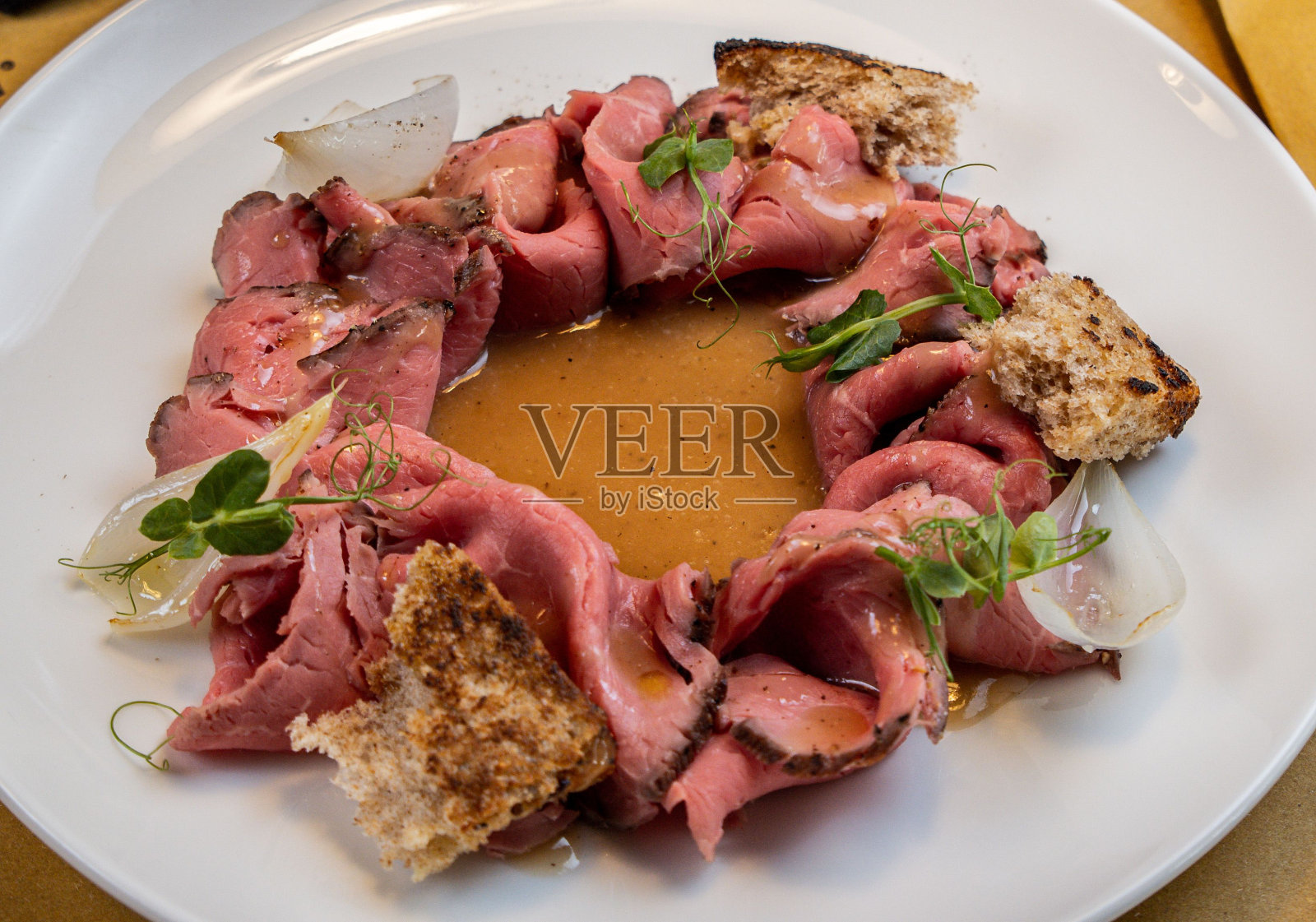 牛肉片和吐司片照片摄影图片