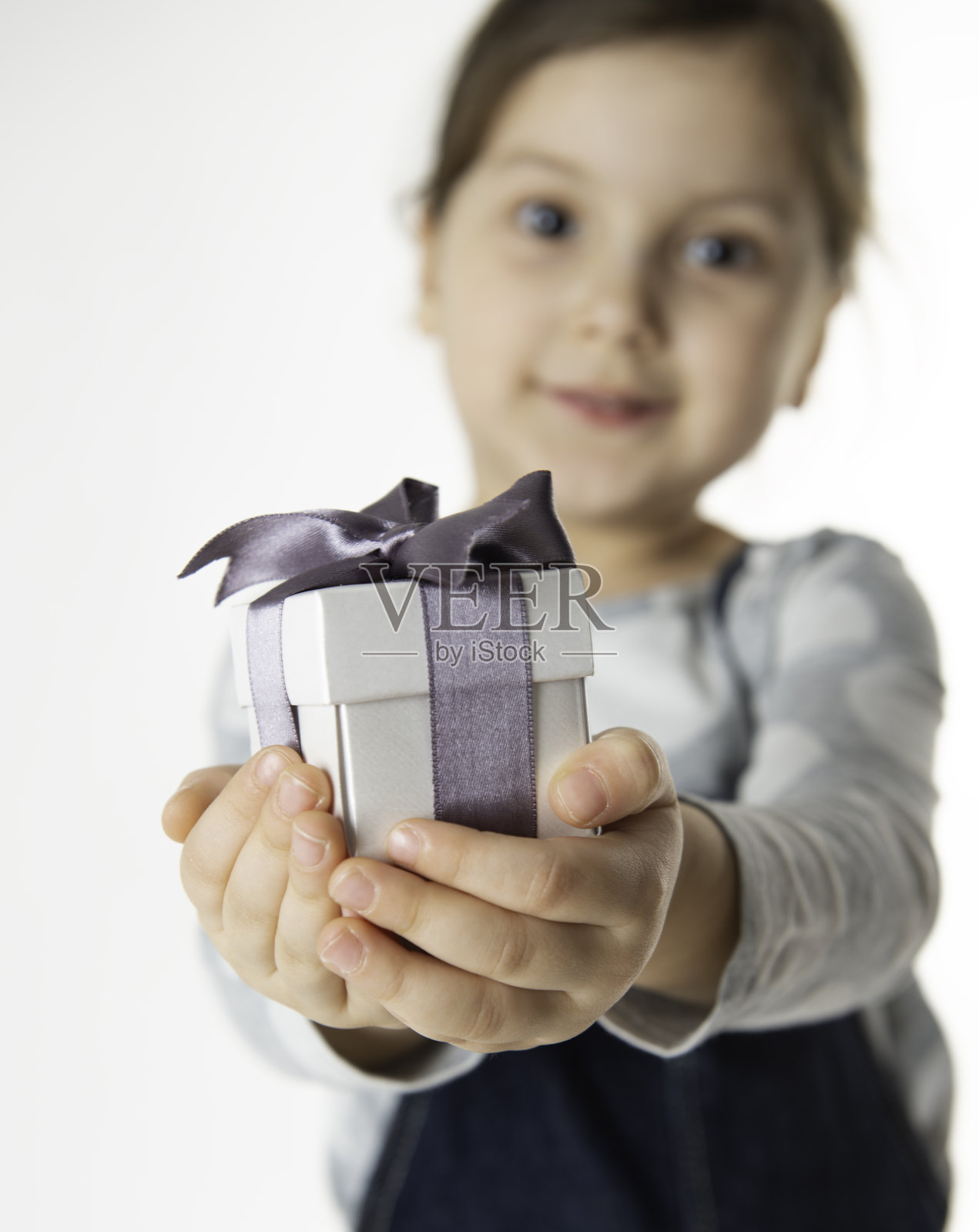 小女孩展示礼品盒照片摄影图片