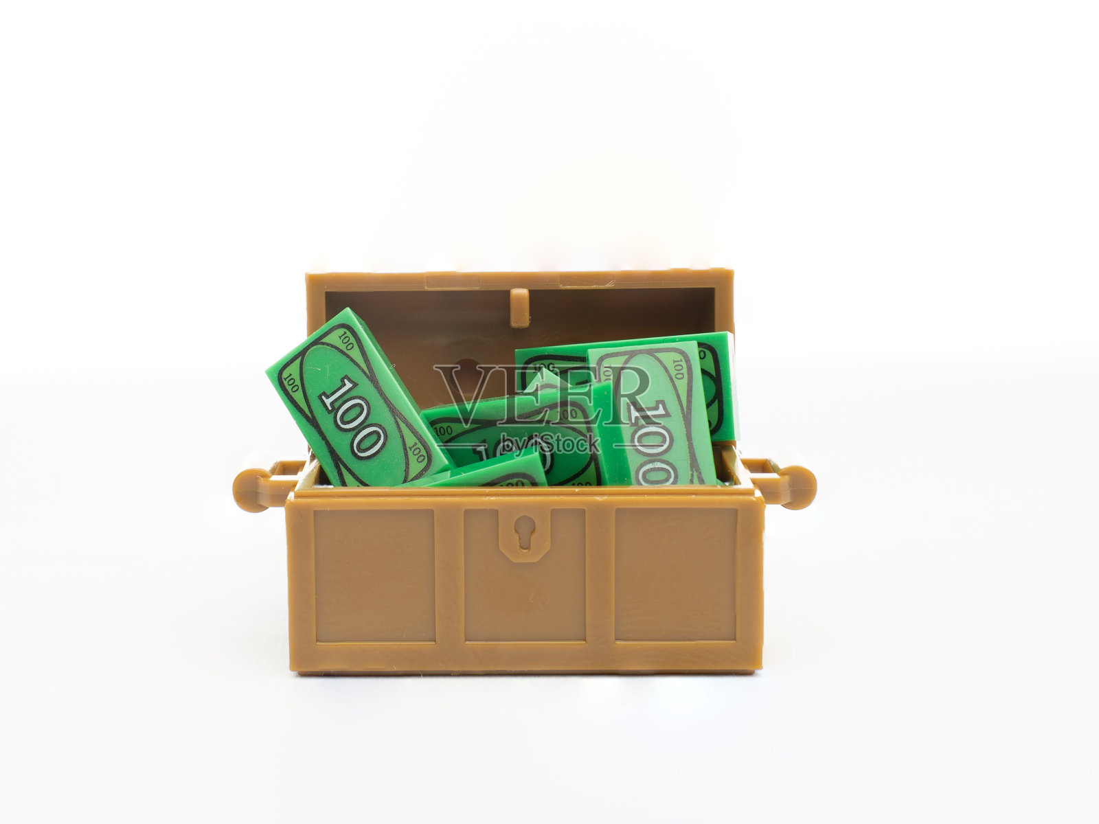 箱子里装满了玩具钱的照片和图片照片摄影图片