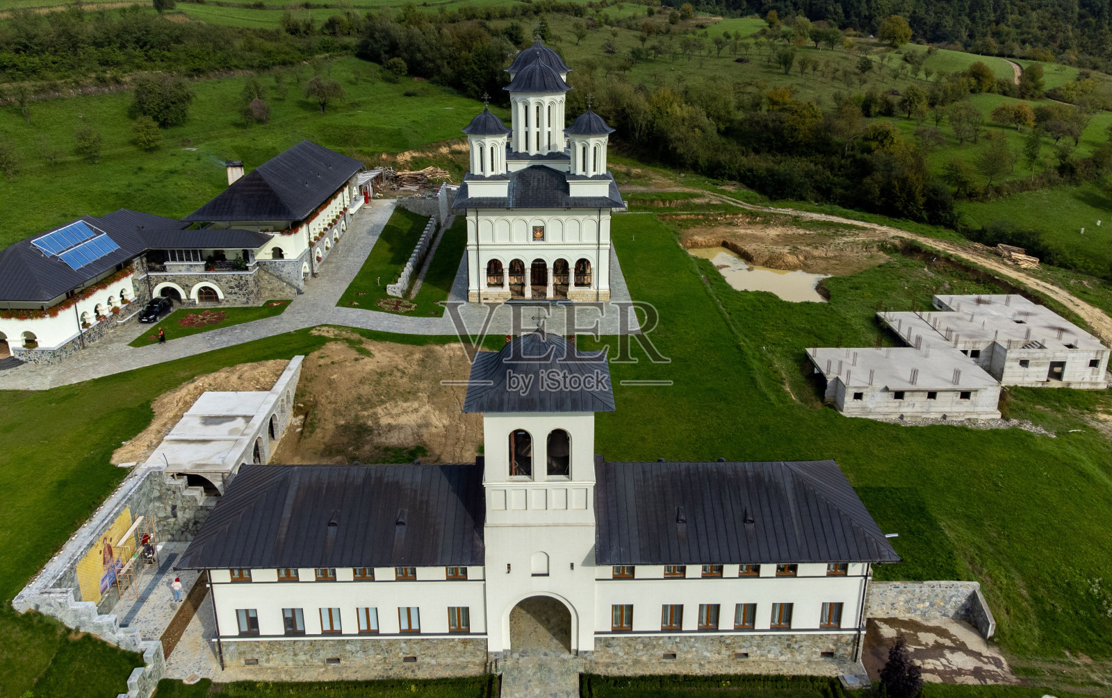 从上方看罗马尼亚萨尔瓦的治愈之泉修道院照片摄影图片