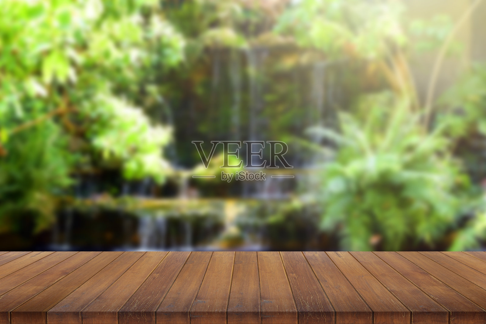 木质桌面上模糊的公园背景照片摄影图片