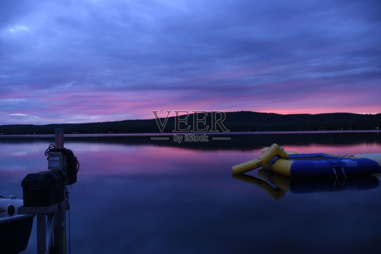 生动多彩的日落在多云的天空在一个湖在晚上戏剧性的风景照片摄影图片