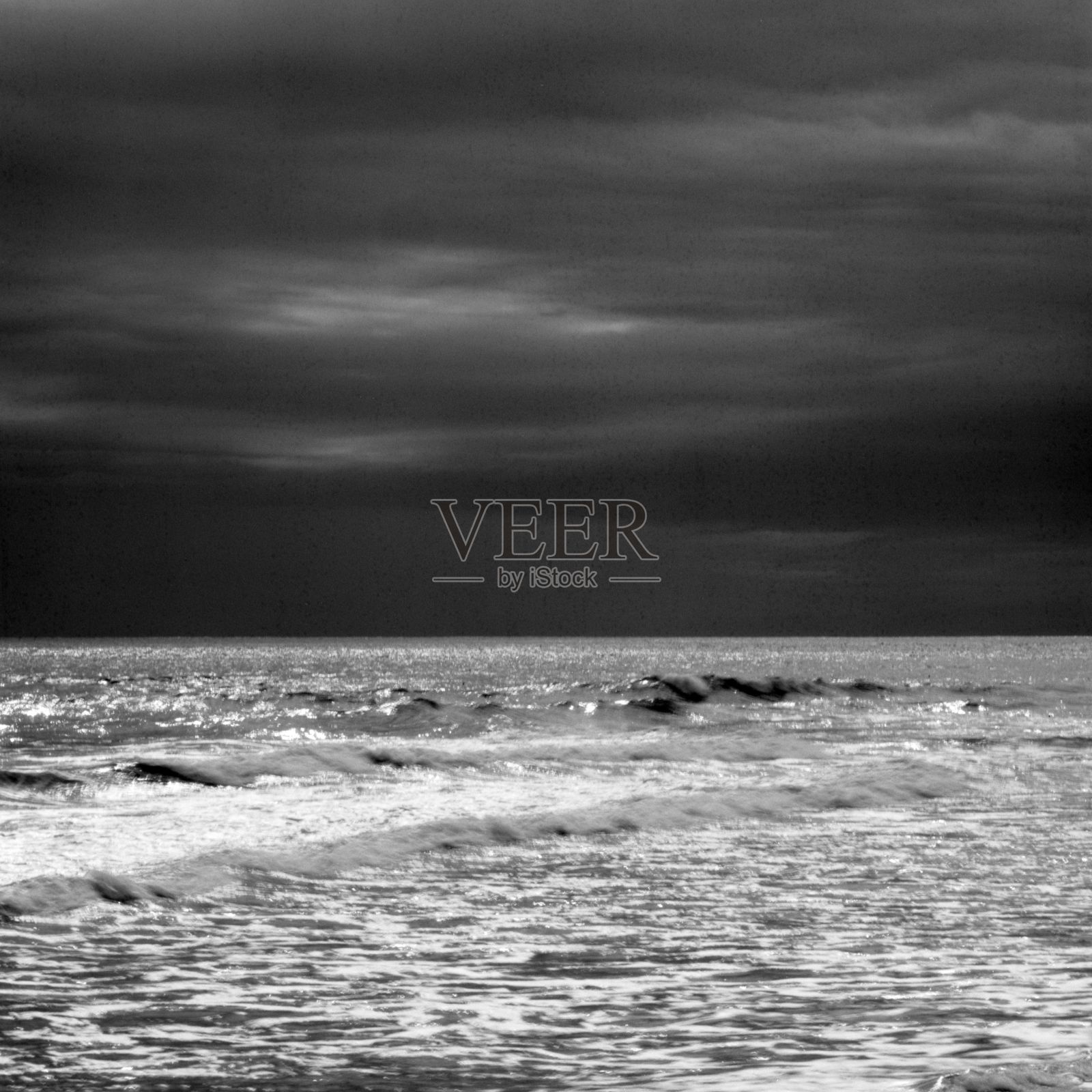 灰色镜头的莫斯登陆海滩在加利福尼亚州,美国在一个阴沉的天空照片摄影图片