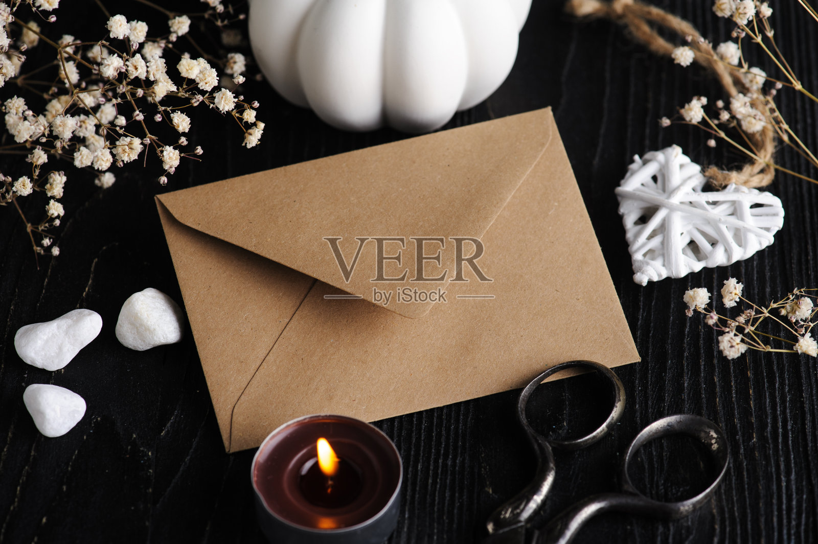 模型卡与工艺信封和心照片摄影图片