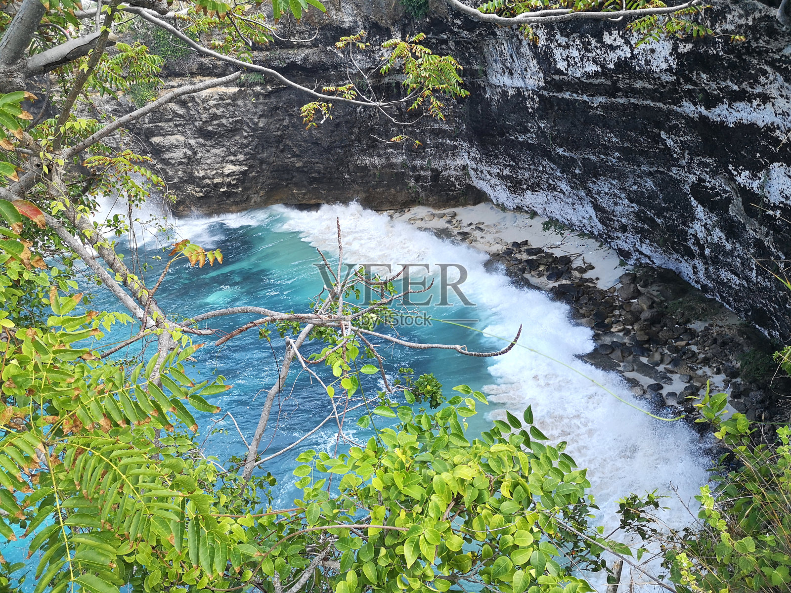 破碎的海滩,Nusa Penida,印度尼西亚巴厘岛照片摄影图片