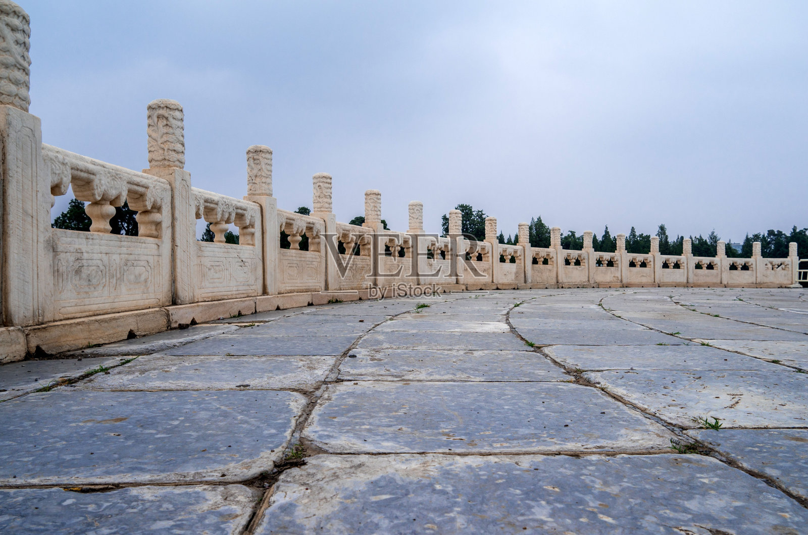 古老的瓷砖地面和亚洲设计的栅栏照片摄影图片