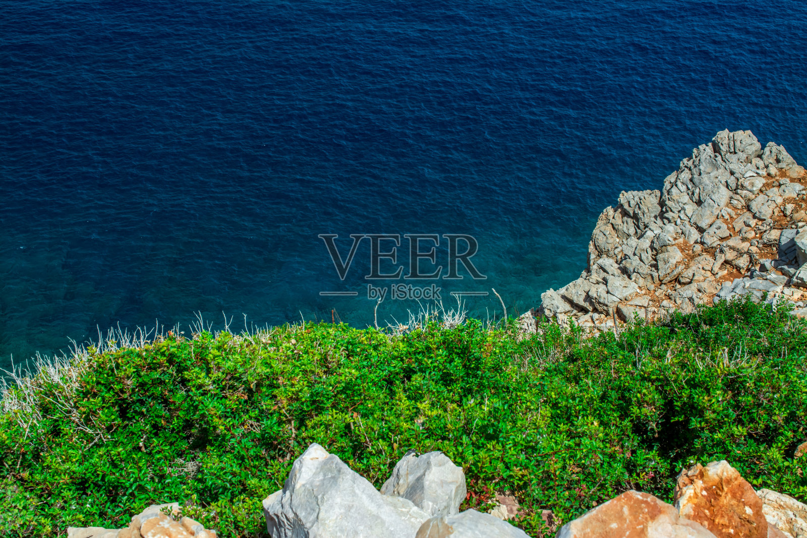 美丽的夏景山,蓝色的海,绿色的树。希腊,自然。天好,天蓝照片摄影图片