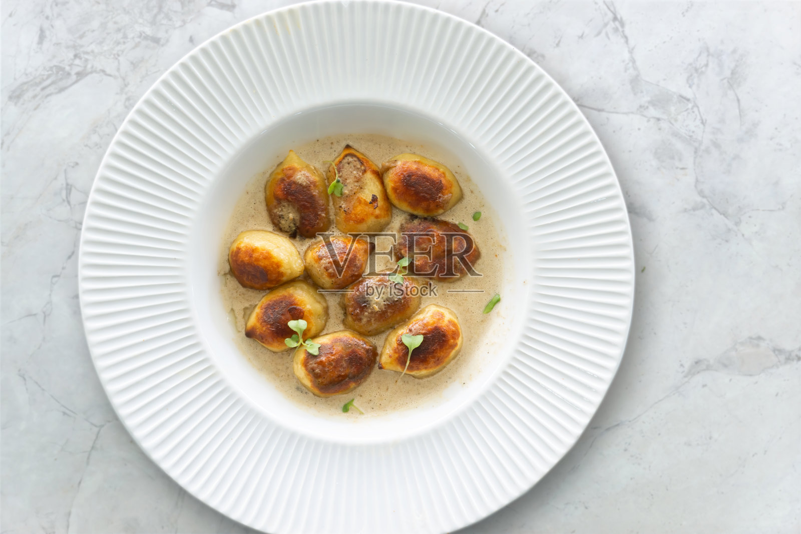 松露酱蘑菇馅的松脆汤圆照片摄影图片