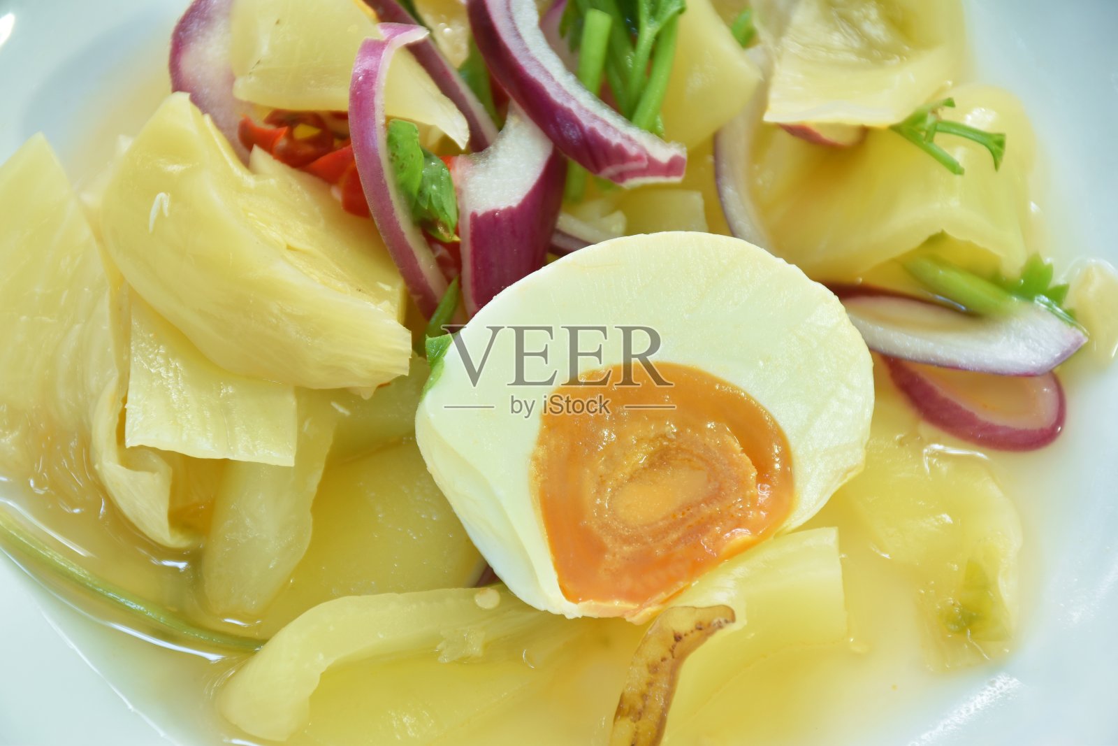水煮咸蛋半切配酸菜色拉片照片摄影图片