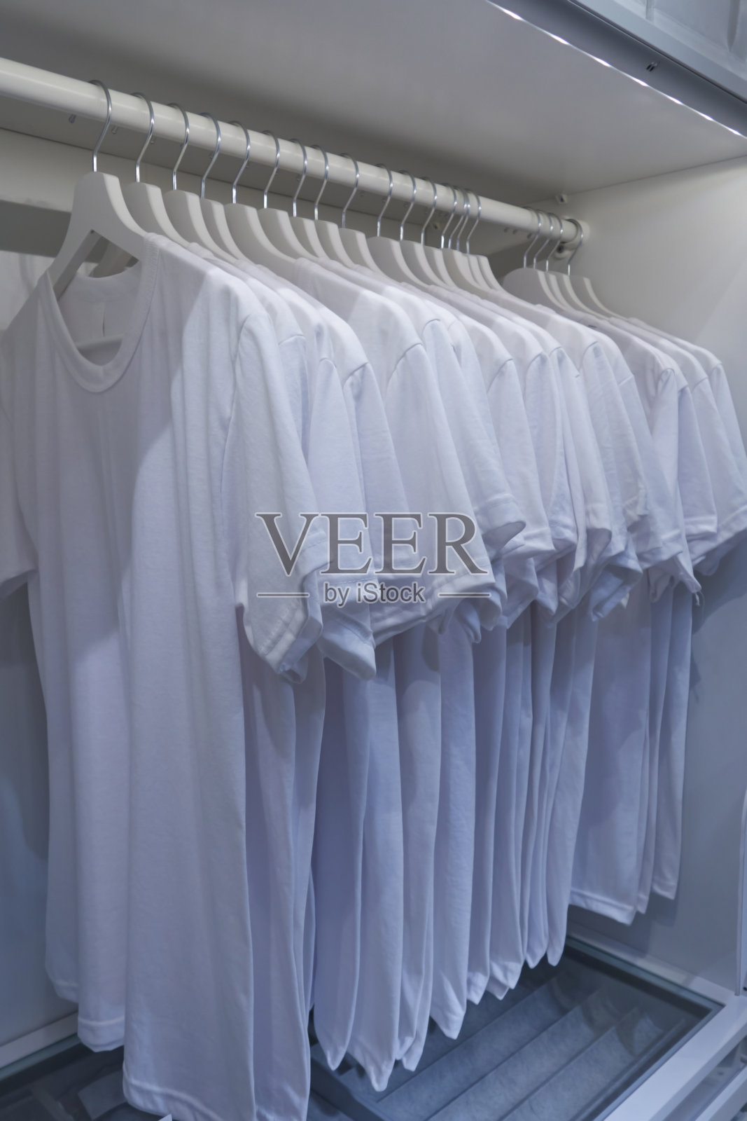 挂在衣架上的白色t恤照片摄影图片