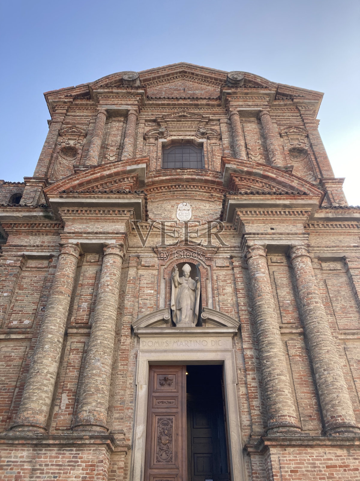 意大利-皮埃蒙特地区-拉摩拉村-老城区的小街道和教堂照片摄影图片