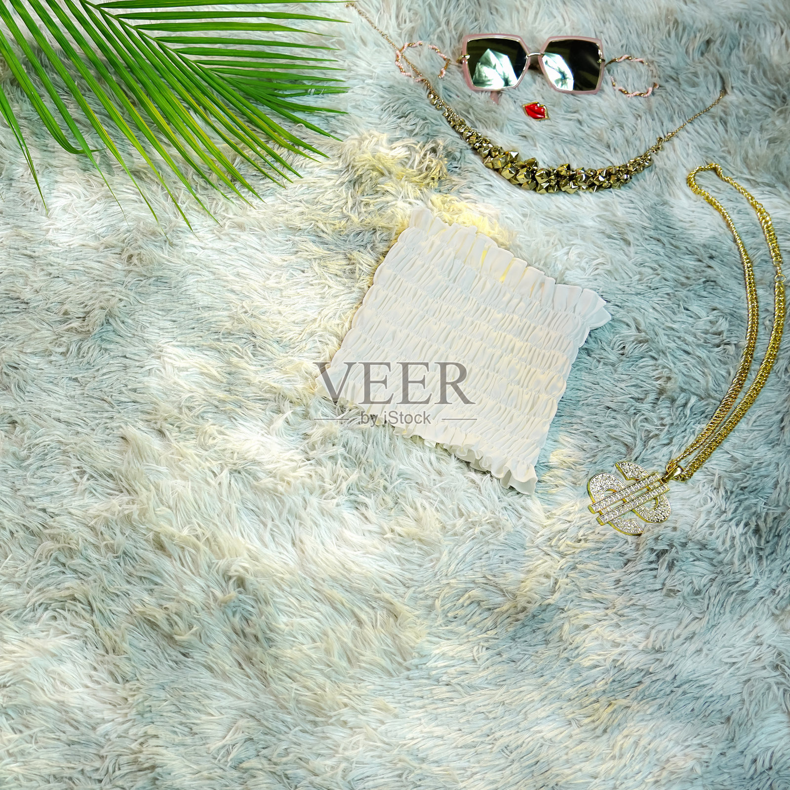 彩色时尚女性夏季无肩带服装在灰色皮毛背景。照片摄影图片