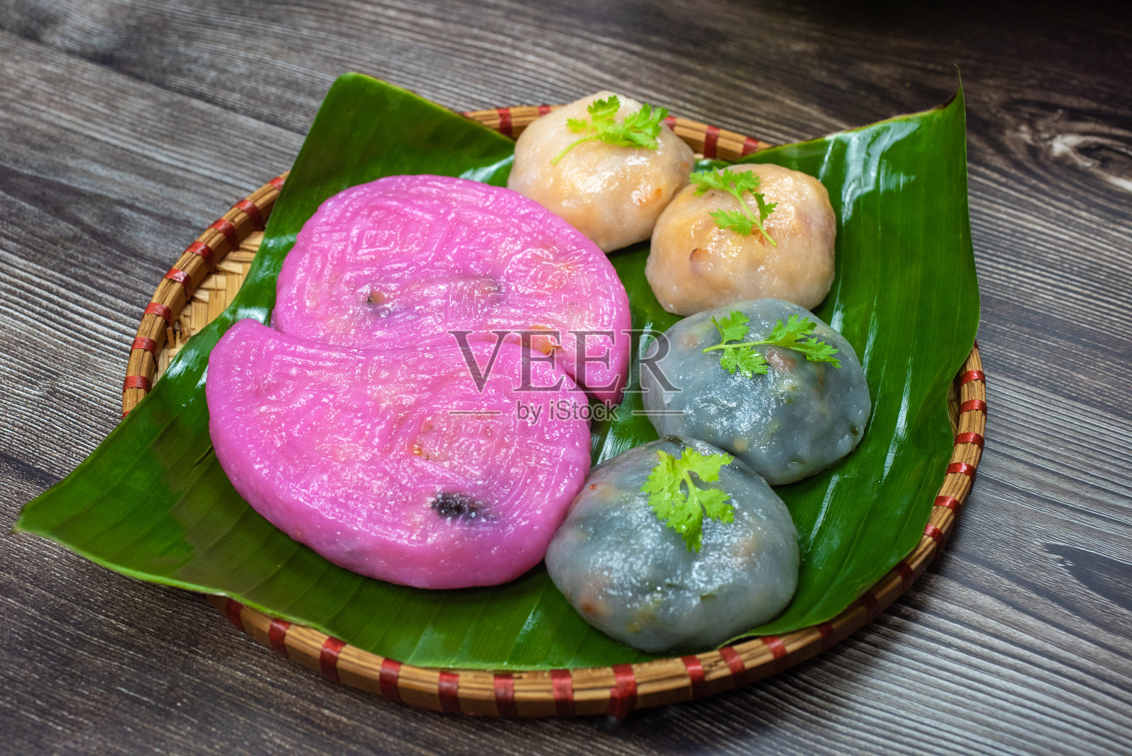 柳饼是一种越南小吃,食材包括糯米、虾干、香菇、木瓜沙拉和蘸酱油。照片摄影图片