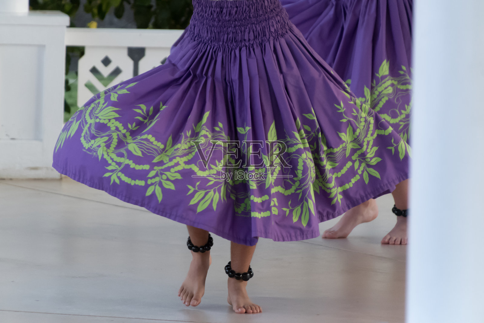 在威科罗亚- 2表演草裙舞的人的腿照片摄影图片