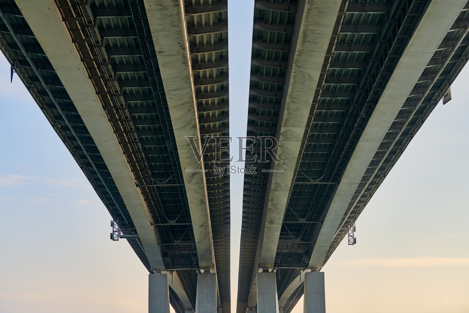 顿河畔罗斯托夫的混凝土桥底视图,Voroshilovsky混凝土桥照片摄影图片