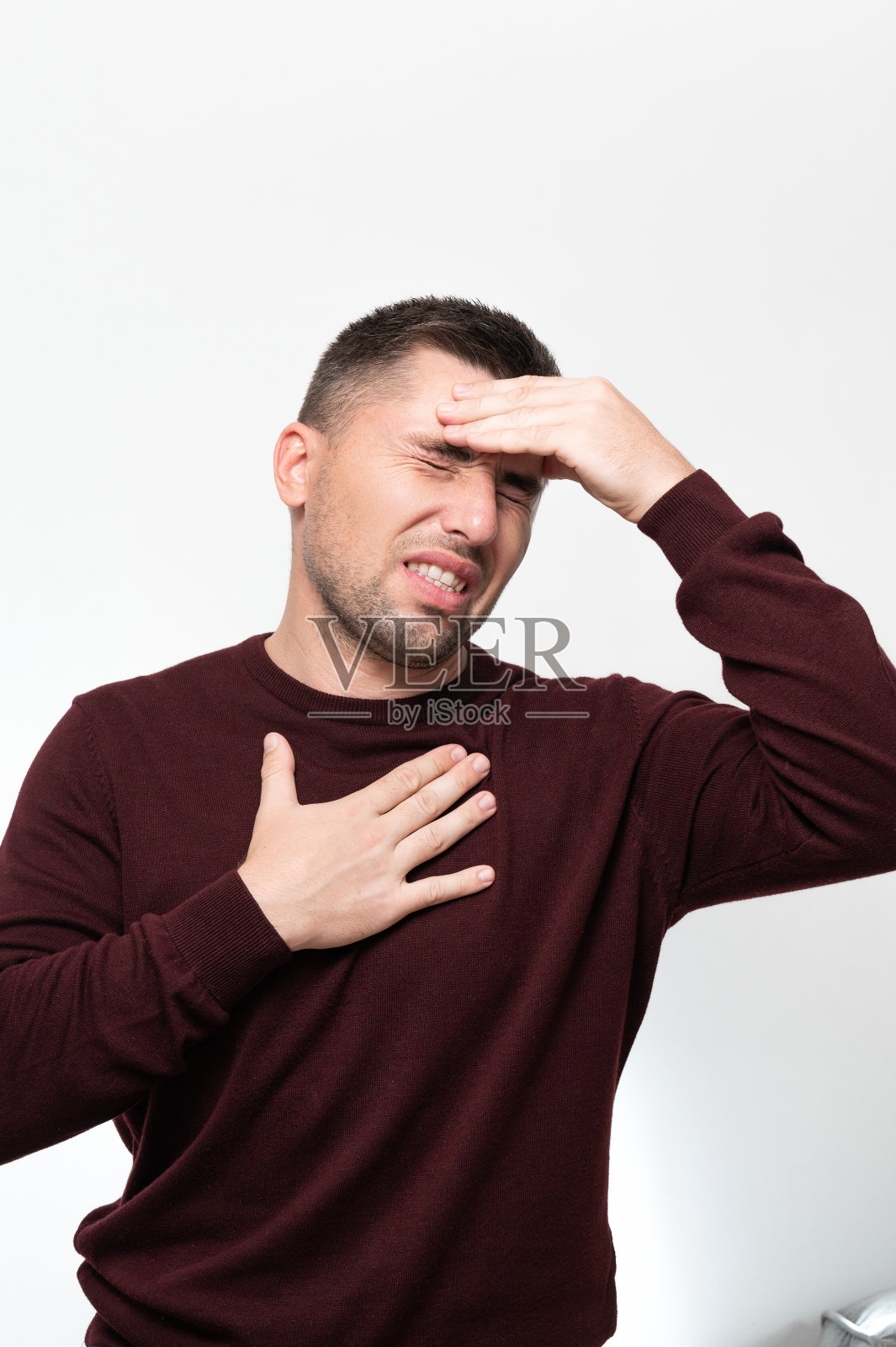 一个人的情绪来自头痛,一个人的痛苦来自严重的偏头痛。照片摄影图片