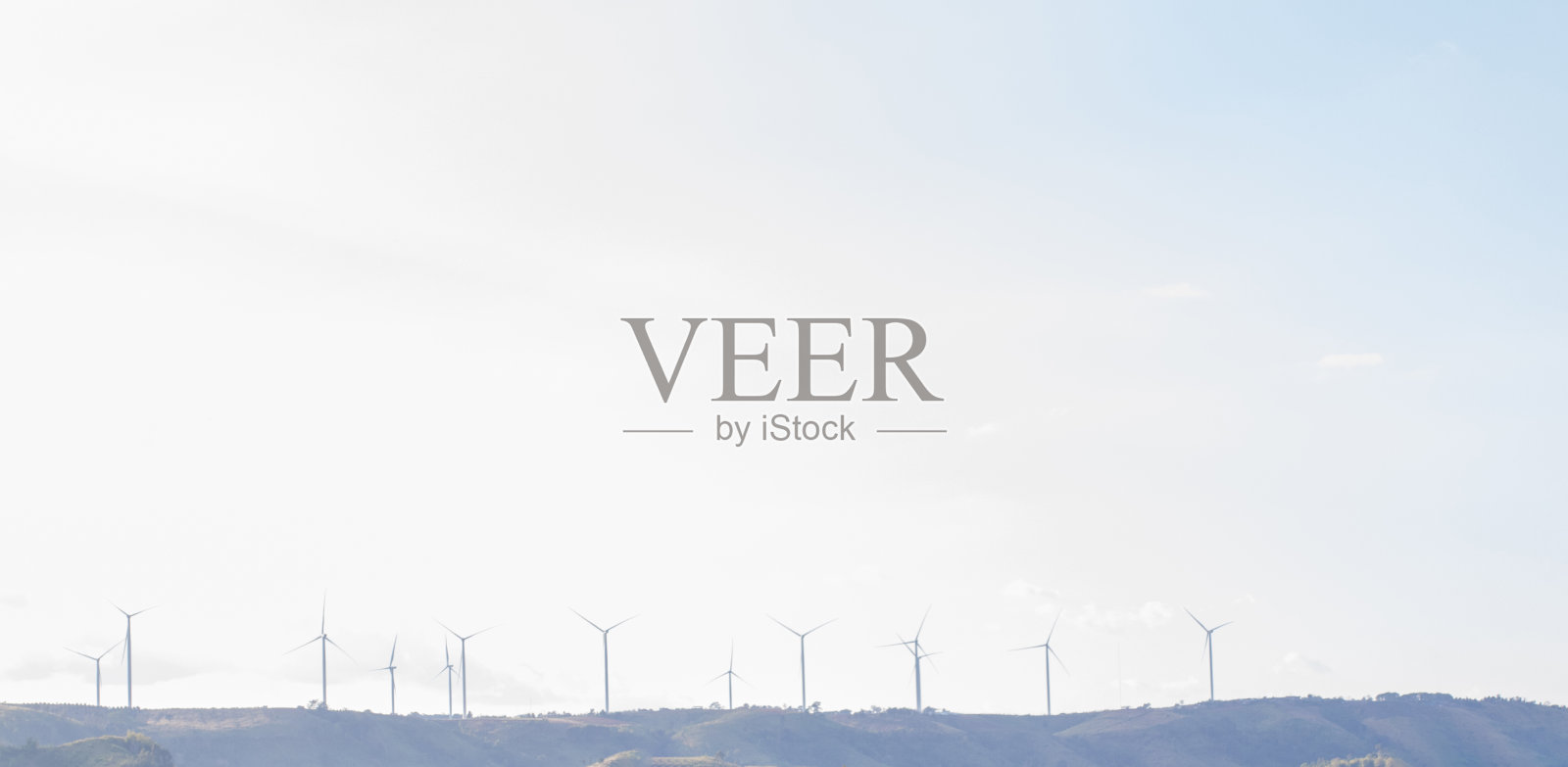 在泰国Khao Kho,风力涡轮机在蓝天下发电。照片摄影图片