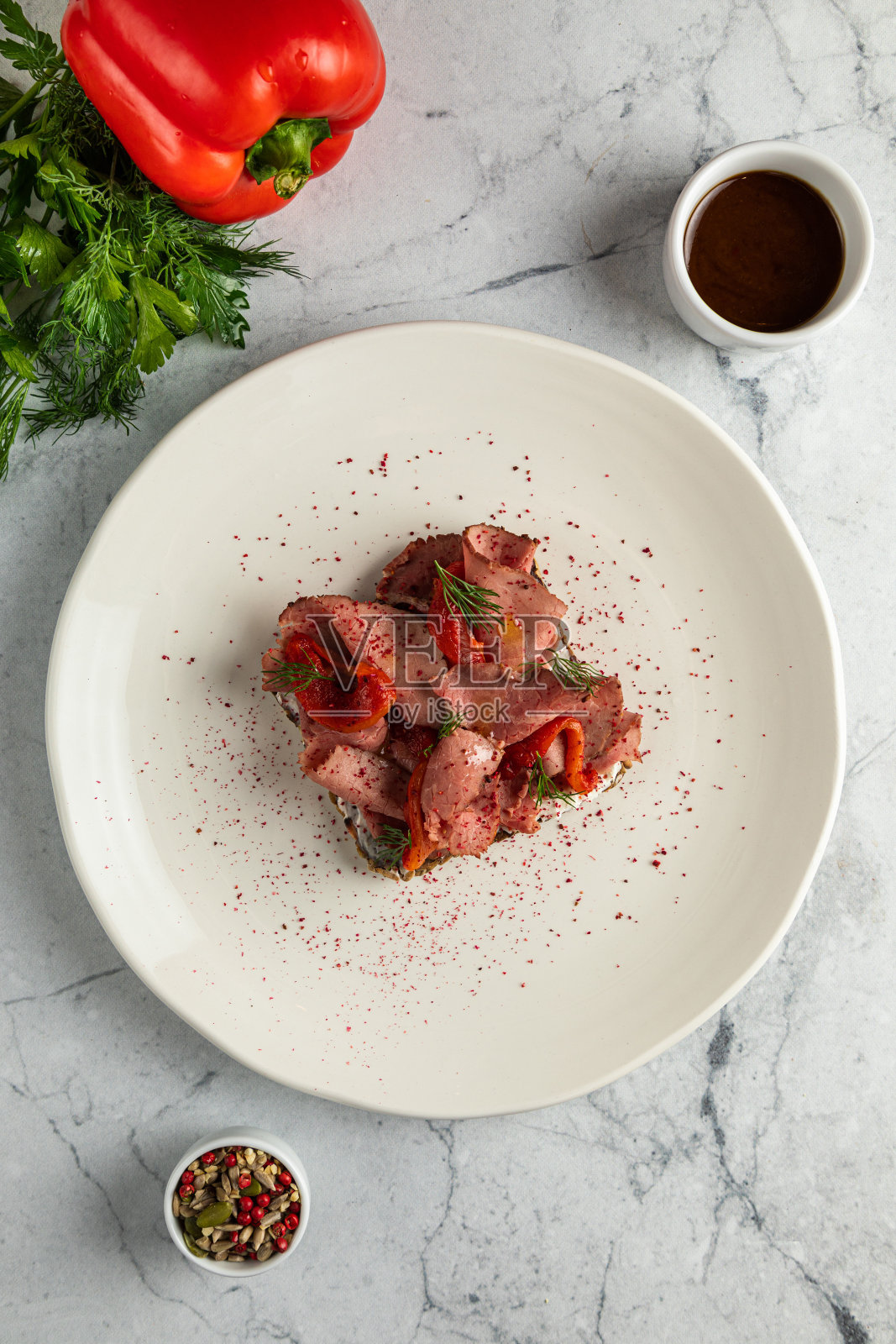 土豆球放在白色盘子里。烤鸡柳,烤柠檬片,番茄,照片摄影图片