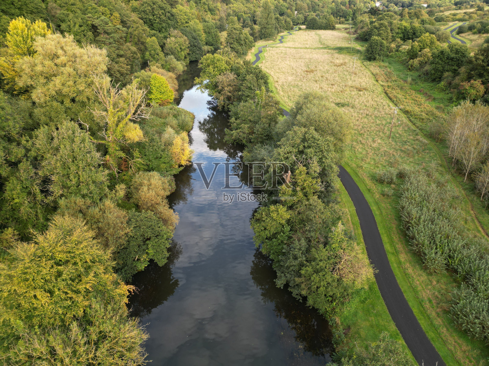 爱尔兰一条被绿色植物包围的河流的鸟瞰图照片摄影图片