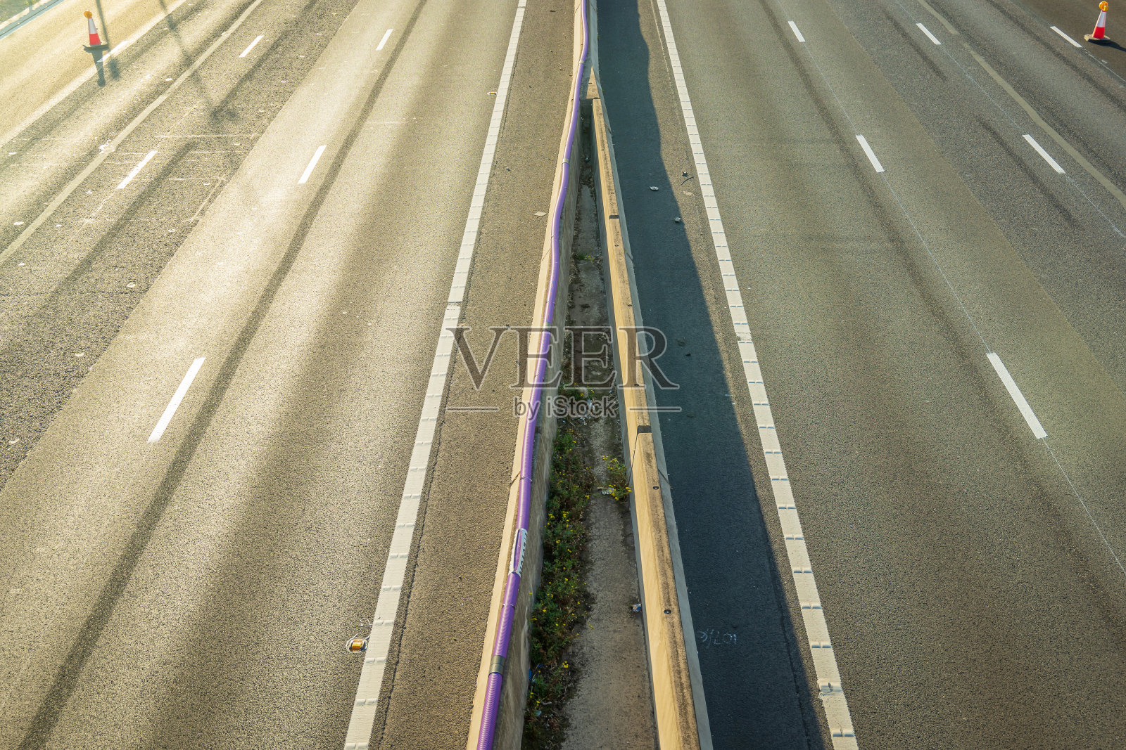 英国高速公路上交通拥挤,车流模糊照片摄影图片