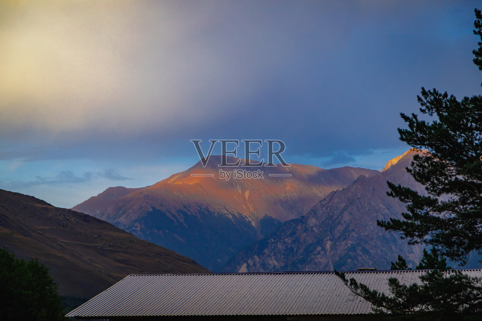 山上的日落。阳光落在山上。照片摄影图片