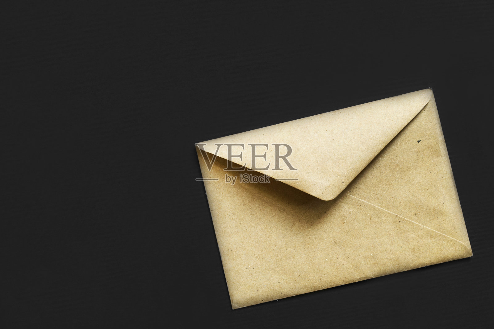 黑底信封照片摄影图片