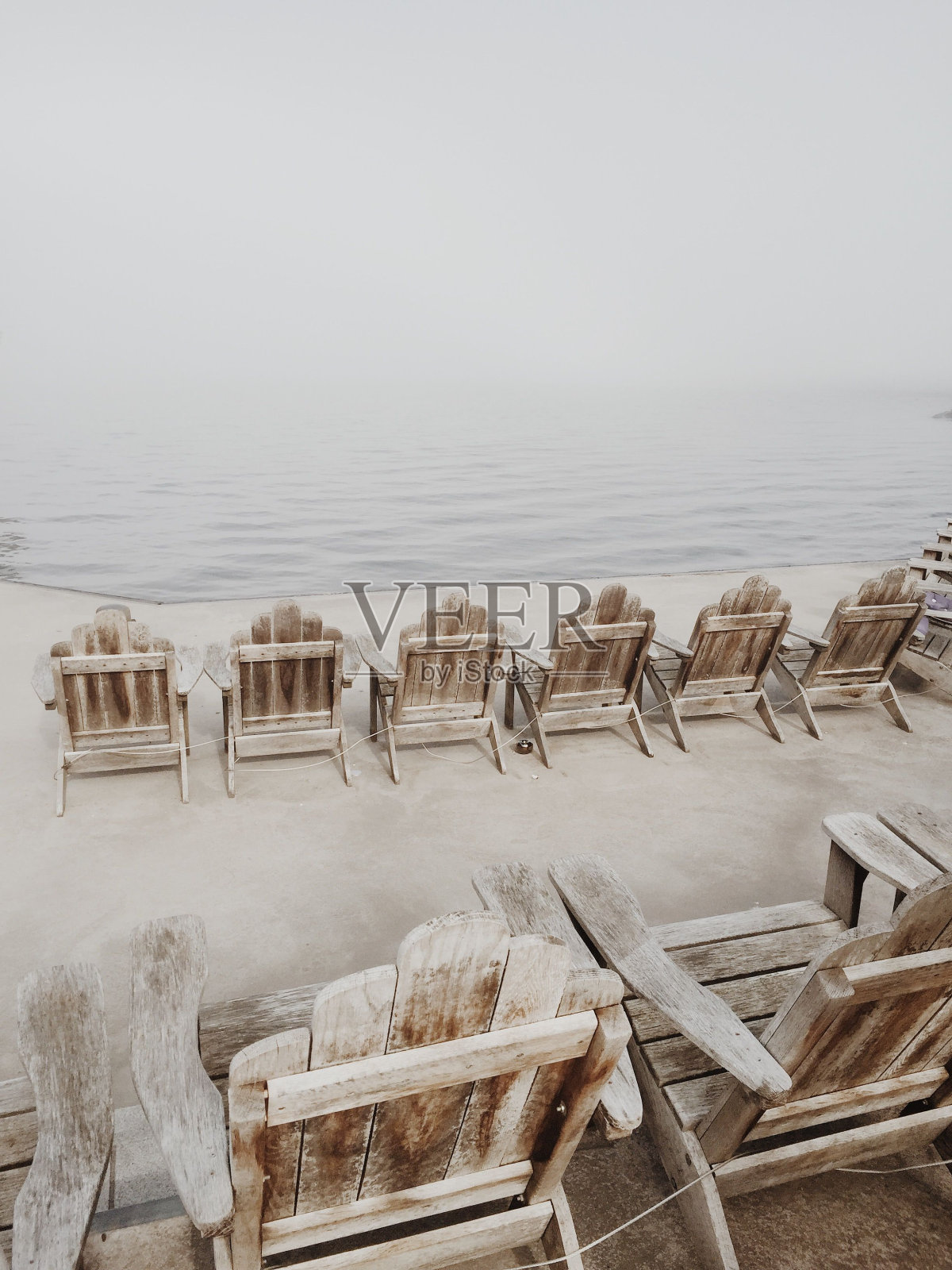 近距离在沙滩上的木椅排照片摄影图片