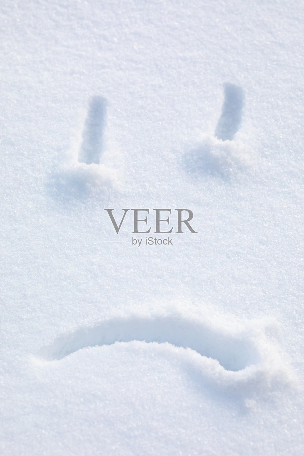 悲伤的微笑。一幅象征性的画,画的是一张悲伤的脸。恶劣天气的概念,寒冷照片摄影图片